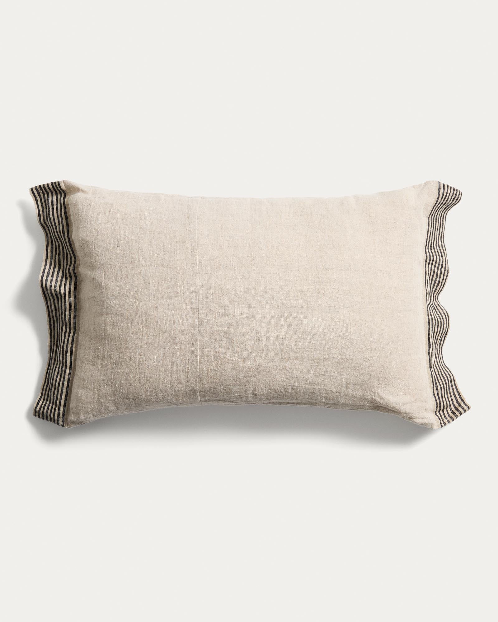Kissenbezug Disea aus beigem Leinen mit schwarzem Streifendetail 40 x 60 cm in Beige präsentiert im Onlineshop von KAQTU Design AG. Deko Kissenbezug ist von Kave Home