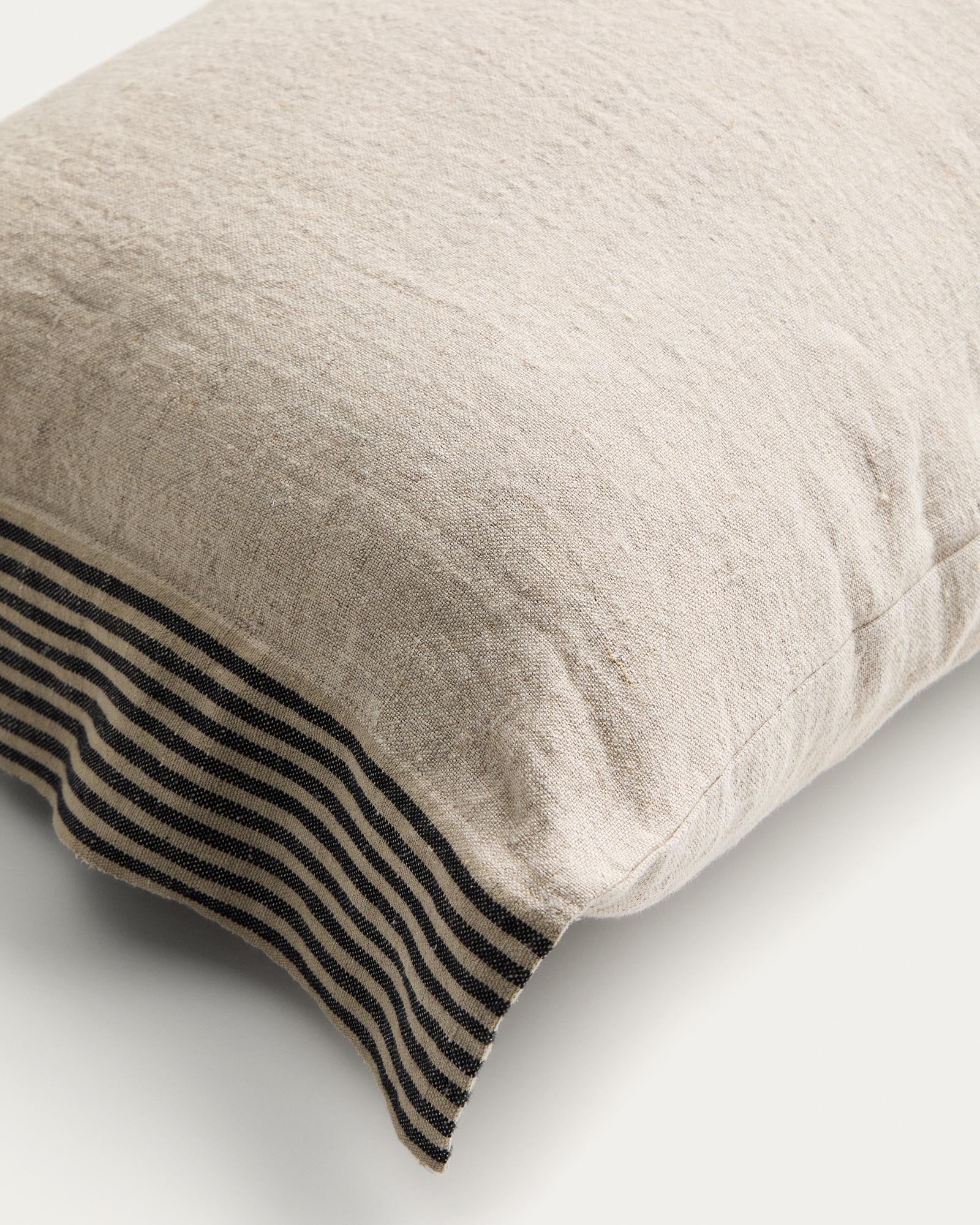 Beiger Leinenkissenbezug Disea mit elegantem schwarzen Streifen, 40 x 60 cm, ideal für stilvolle Wohnakzente von Kave Home.