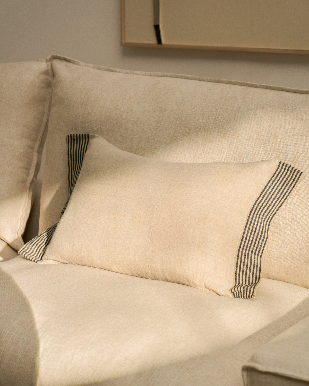Kissenbezug Disea aus beigem Leinen mit schwarzem Streifendetail 40 x 60 cm in Beige präsentiert im Onlineshop von KAQTU Design AG. Deko Kissenbezug ist von Kave Home