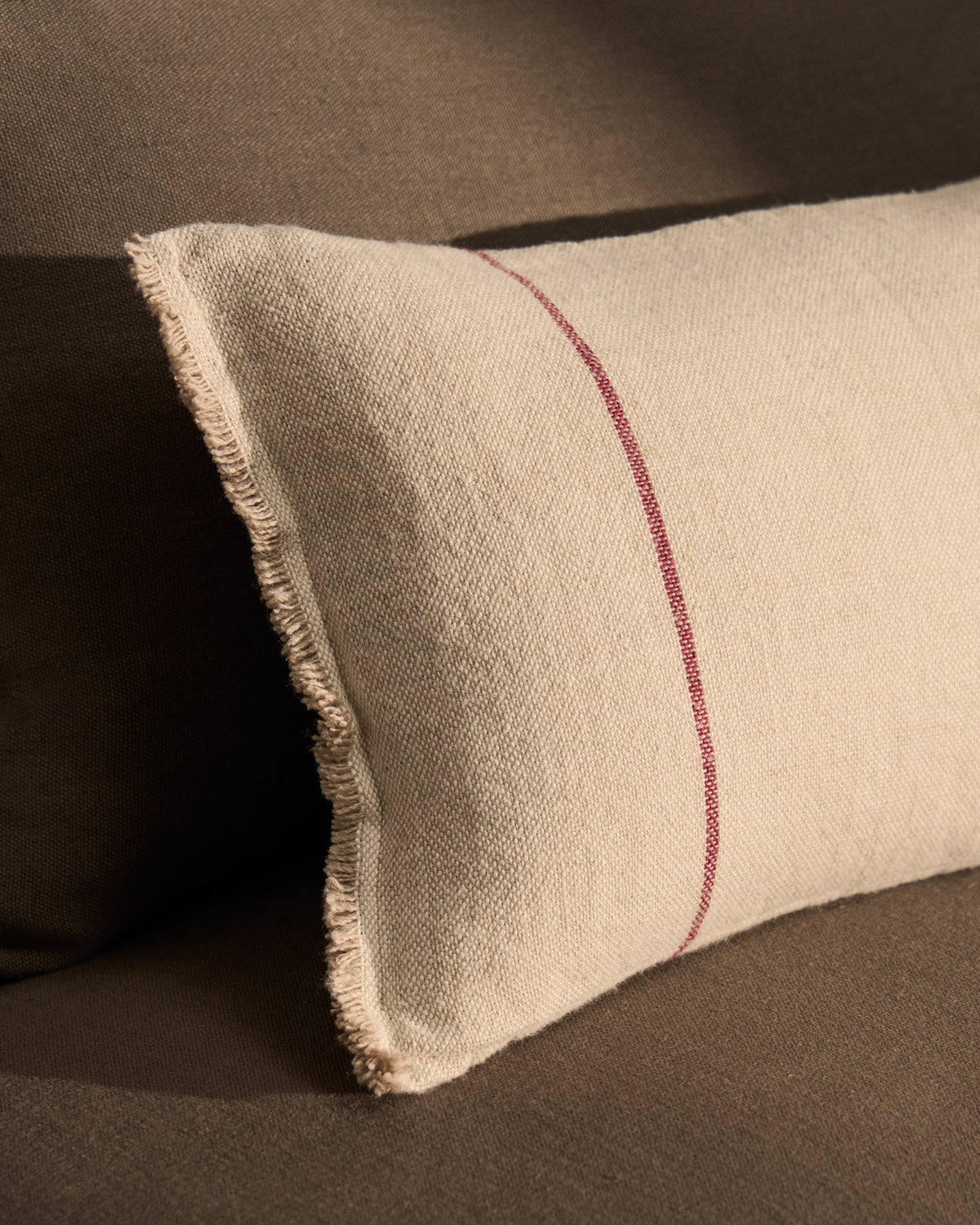 Kissenbezug Lidore aus beigem Leinen mit kontrastierenden roten Streifen, 30 x 50 cm in präsentiert im Onlineshop von KAQTU Design AG. Deko Kissenbezug ist von Kave Home