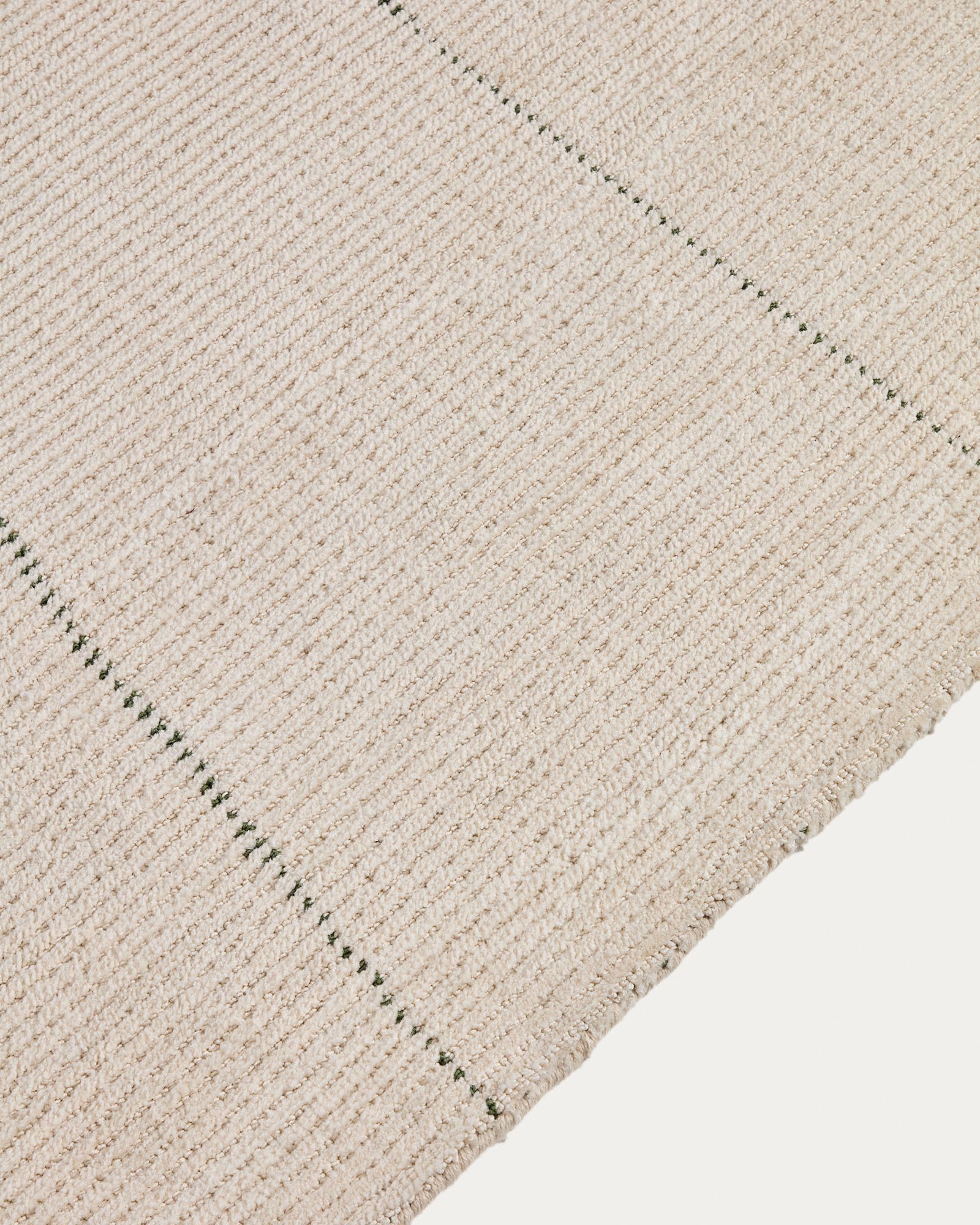 Eleganter Teppich Lisdan in Ecru mit grünem Grafikdesign, 200 x 300 cm, ideal für stilvolle Wohnräume, erhältlich bei Kave Home.
