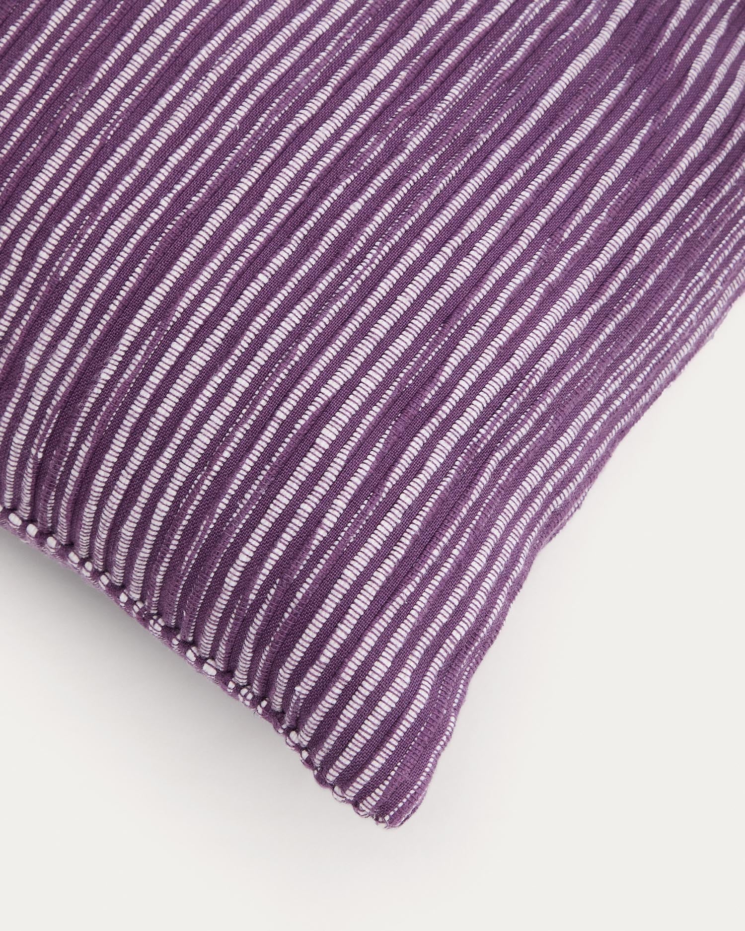 Kissenbezug Niera aus Baumwoll-Jacquard mit violetten Streifen, 45 x 45 cm in Lila präsentiert im Onlineshop von KAQTU Design AG. Deko Kissenbezug ist von Kave Home