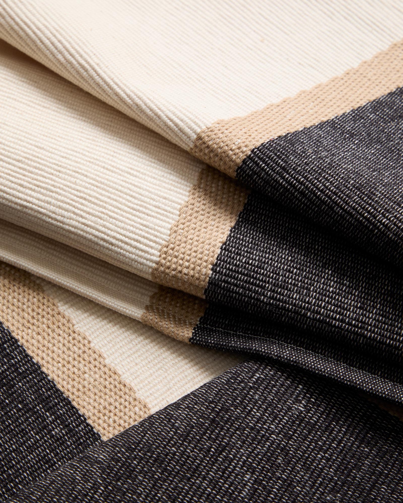 Schwarzes Tischset-Set aus 100% Baumwolle (35 x 50 cm) von Kave Home, perfekt für moderne und elegante Essbereiche.