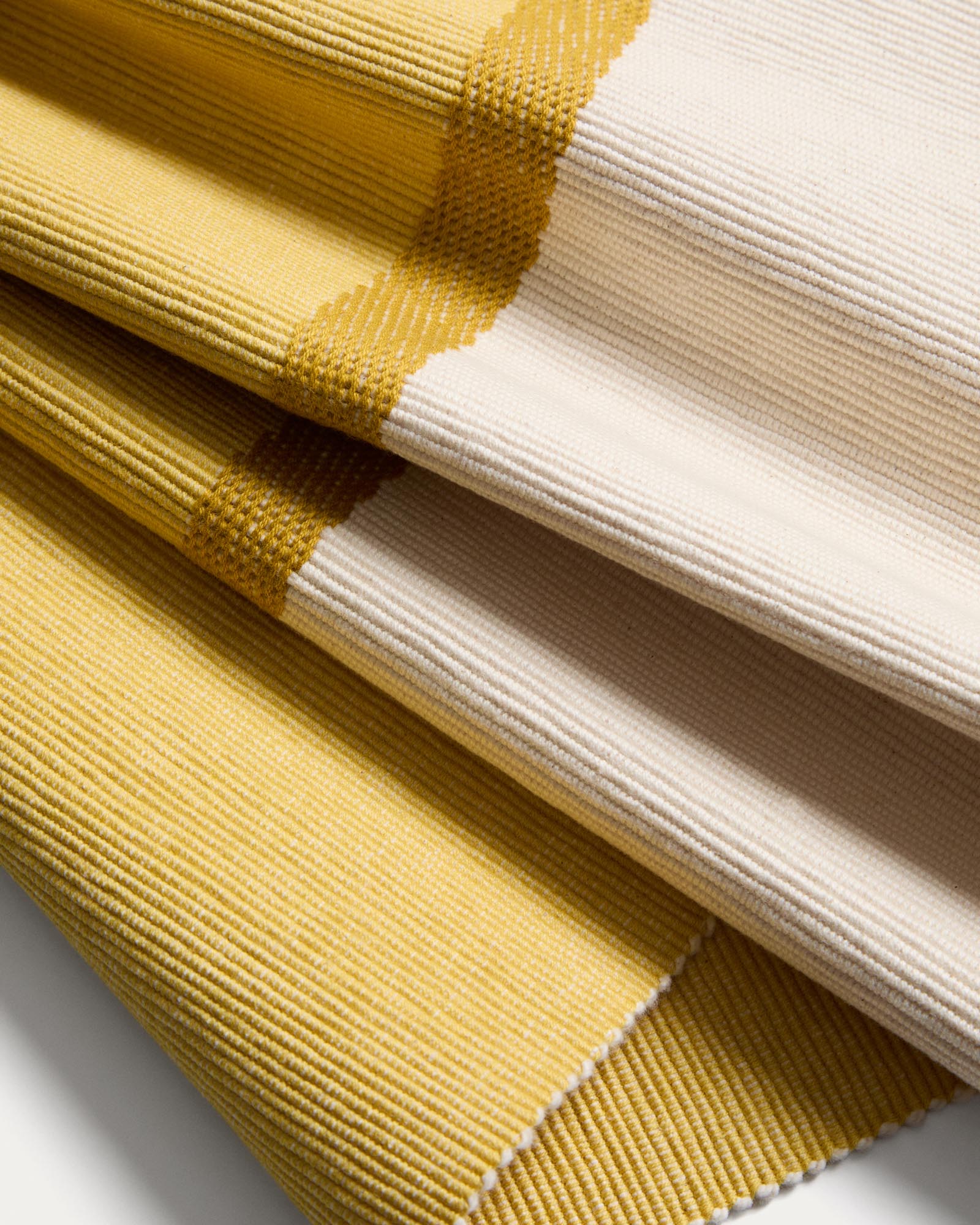 Zwei stilvolle Tischsets in leuchtendem Gelb aus 100% Baumwolle, ideal für eine fröhliche Tischdekoration, Maße: 35 x 50 cm.