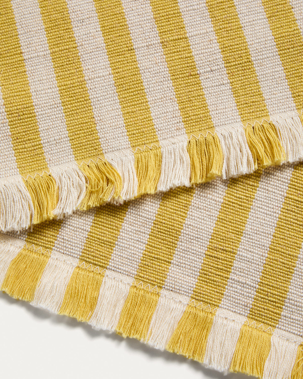 Set Daltan mit 2 Tischsets aus Baumwolle und Jute, gelb gestreift, 35 x 50 cm in Gelb präsentiert im Onlineshop von KAQTU Design AG. Tischset ist von Kave Home