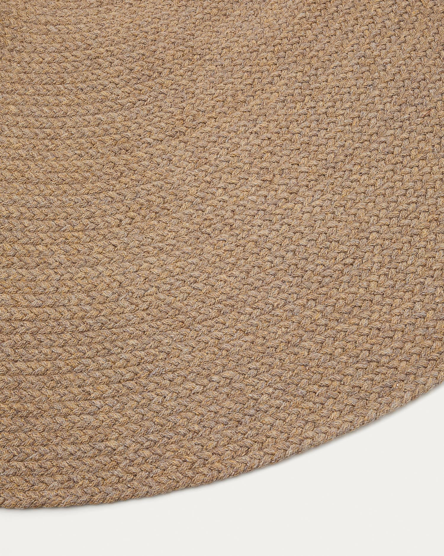 Verleihen Sie Ihrer Terrasse mit dem runden Teppich Despas (Ø150 cm) in Beige von Kave Home Eleganz. Robust, wetterfest und pflegeleicht!