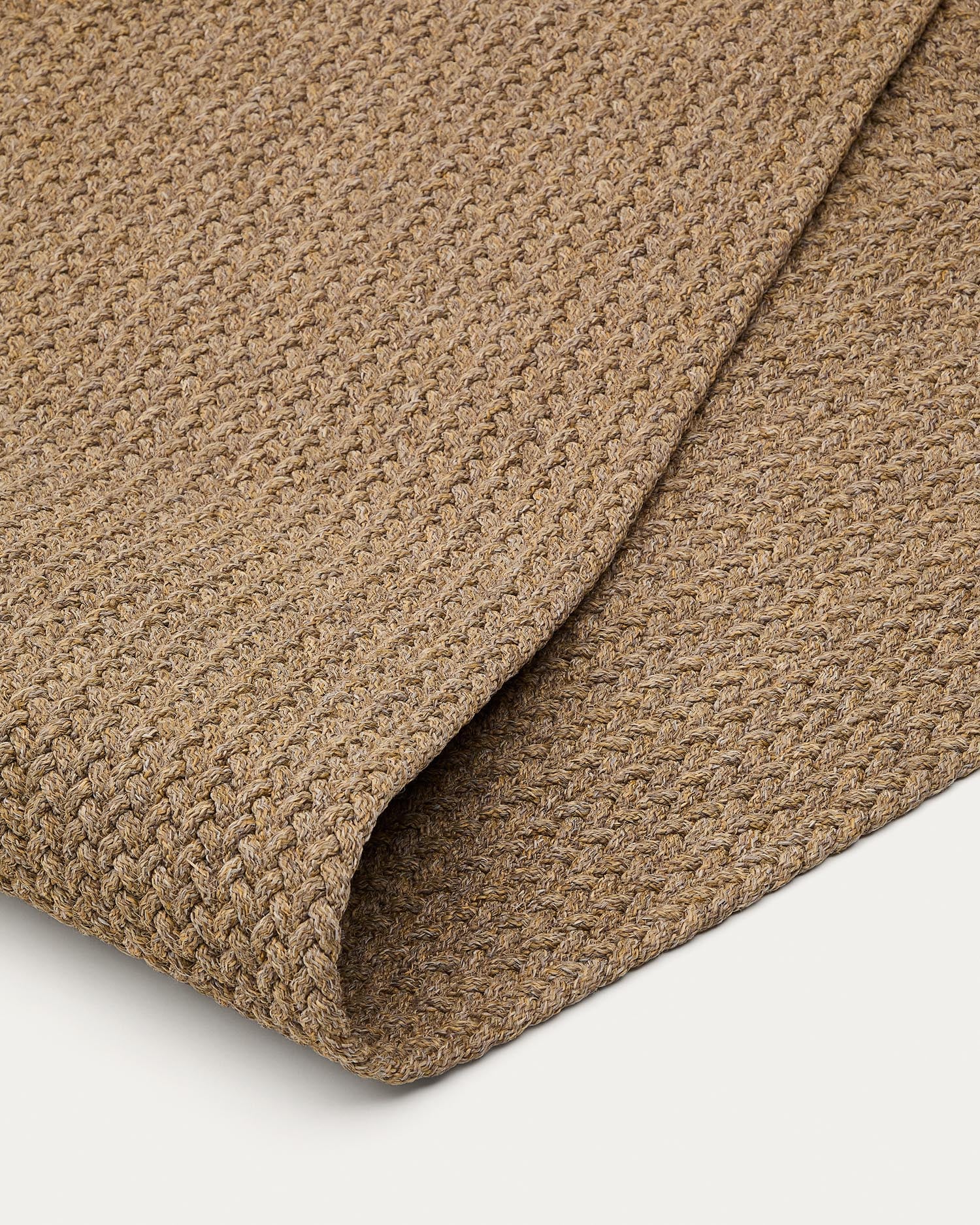 Gestalten Sie Ihre Terrasse mit dem stilvollen Teppich Despas (160 x 230 cm) von Kave Home – robust, pflegeleicht und in elegantem Beige.