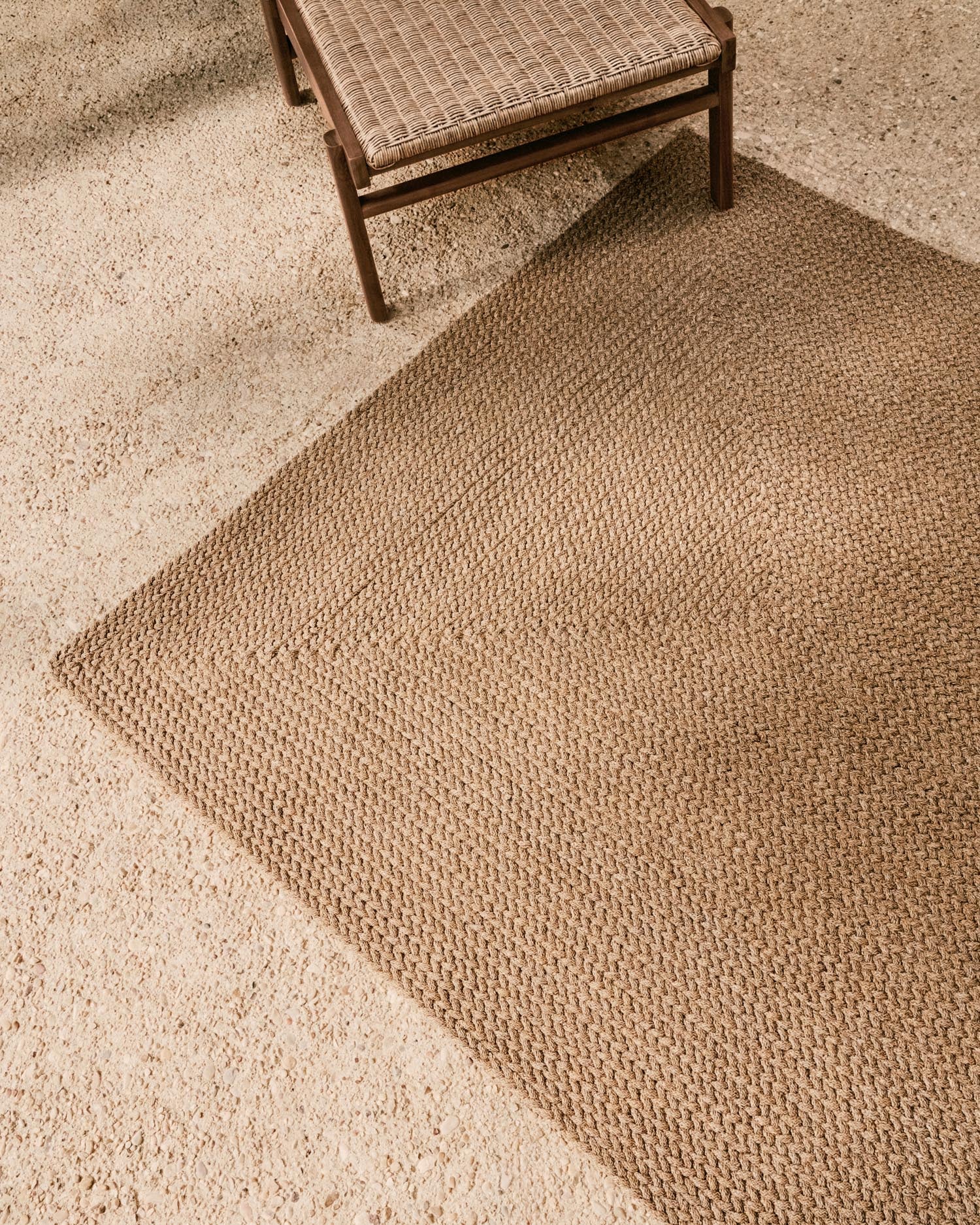 Entdecken Sie den stilvollen Teppich Despas in Beige (160 x 230 cm) von Kave Home – robust, pflegeleicht und ideal für Ihren Außenbereich.