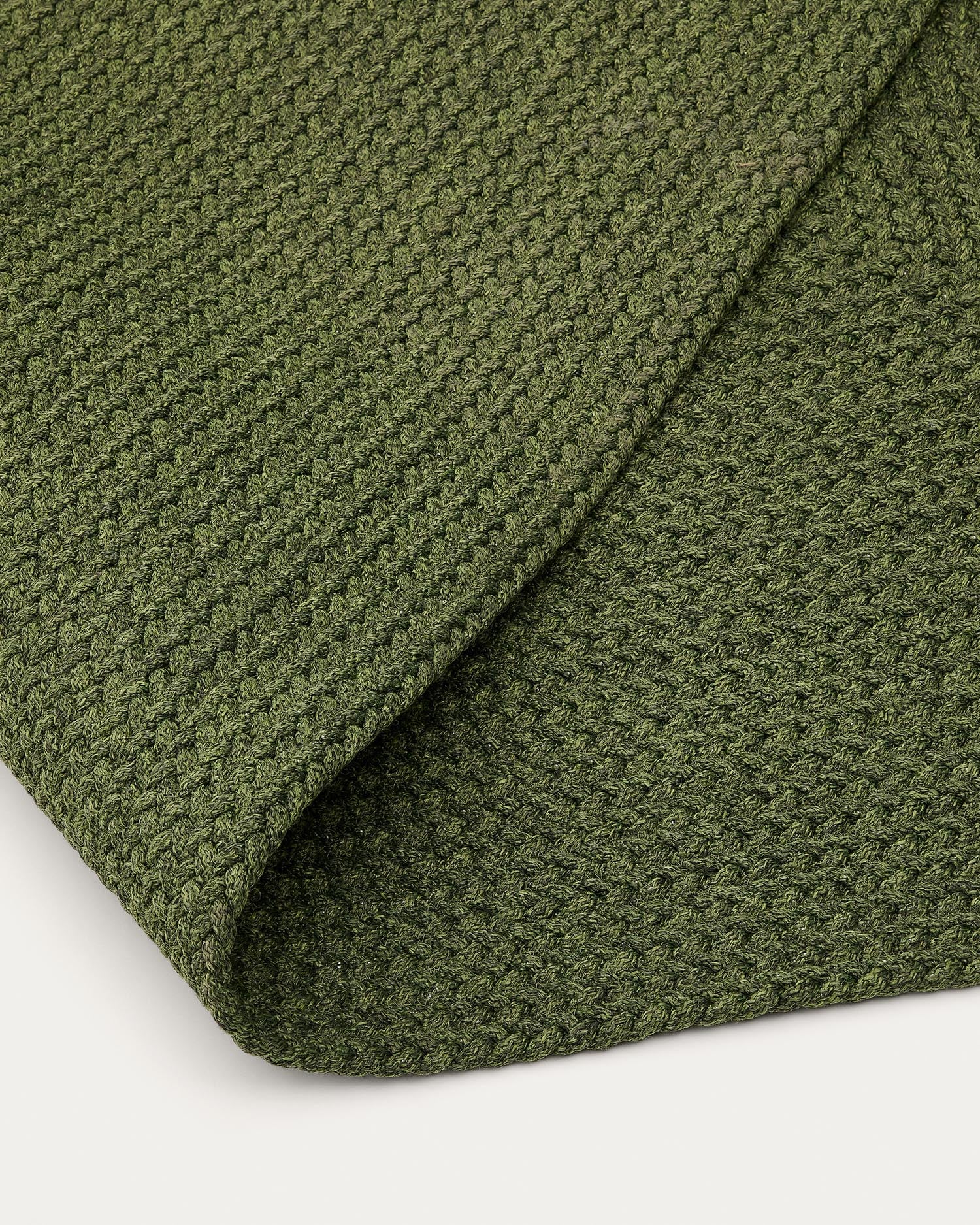 Gestalten Sie Ihren Außenbereich stilvoll mit dem grünen Teppich Despas (160 x 230 cm) von Kave Home – robust, wetterfest und leicht zu reinigen.