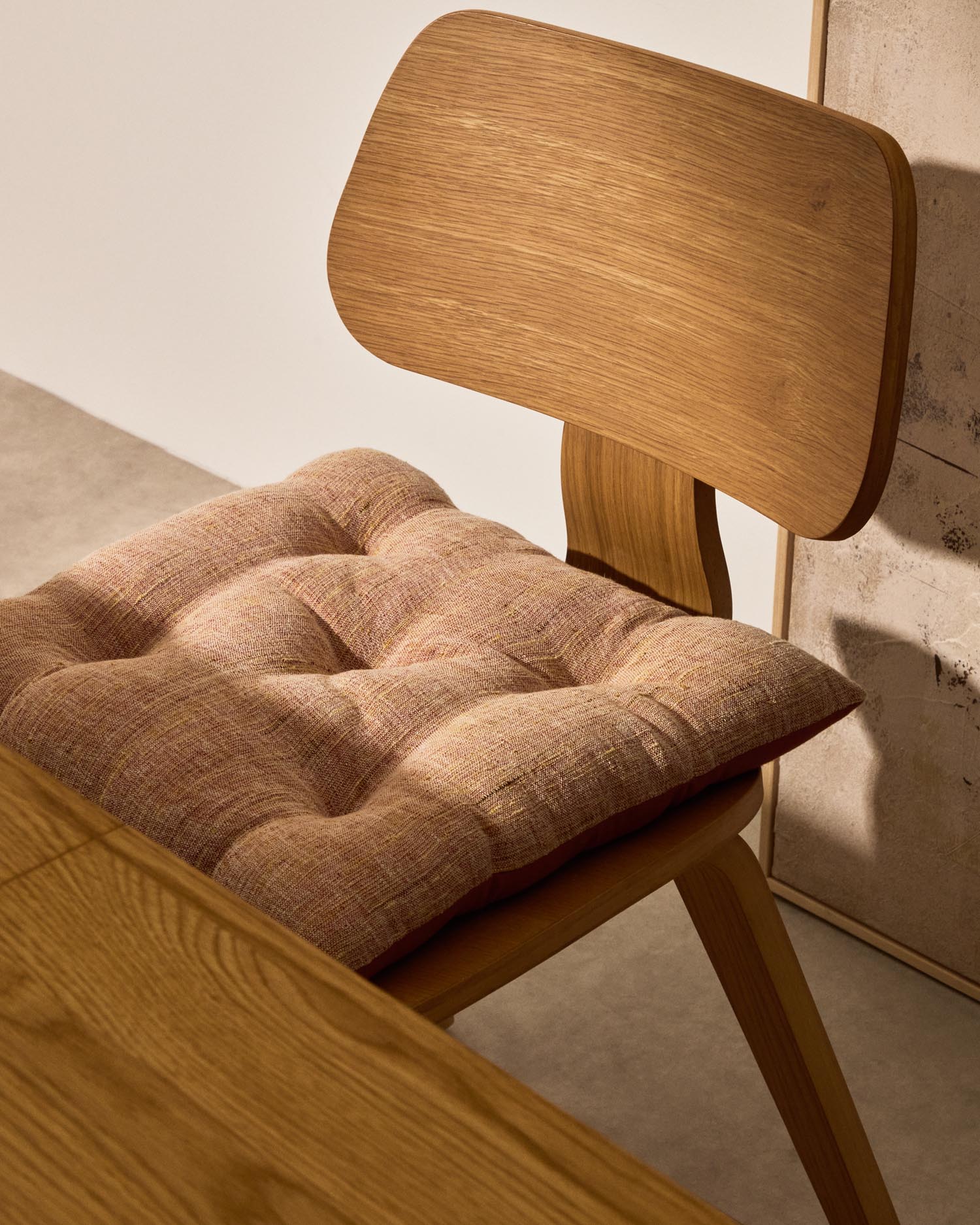 Verleihen Sie Ihren Stühlen mit dem stilvollen rosafarbenen Stuhlkissen Aren von Kave Home (45 x 45 cm) Komfort und Eleganz. Ideal für jedes Zuhause!