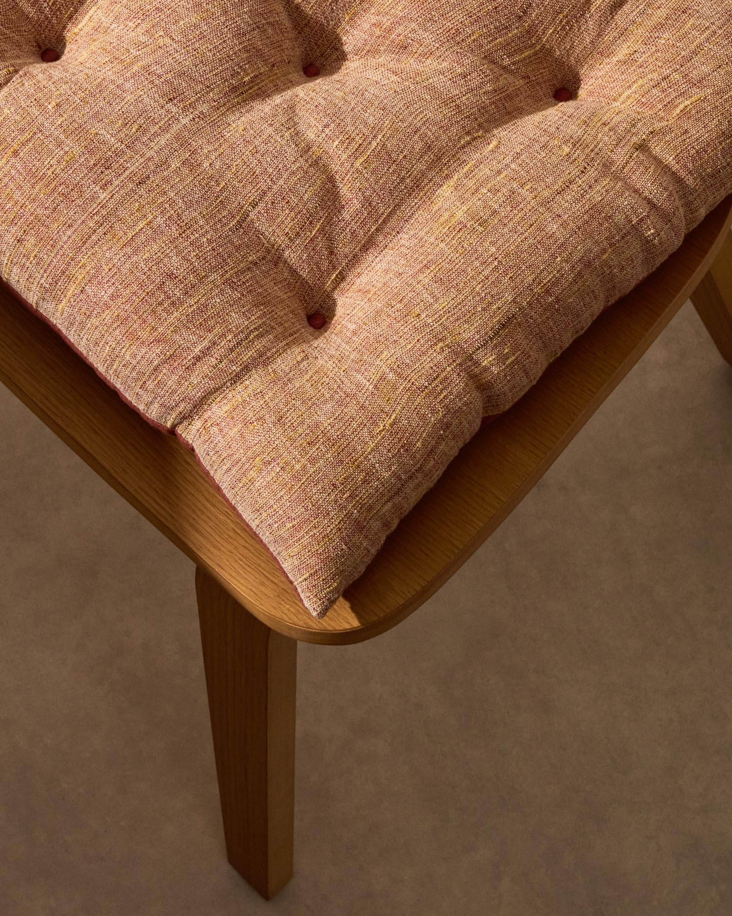 Setzen Sie Akzente mit dem rosafarbenen Stuhlkissen Aren (45 x 45 cm) von Kave Home. Perfekt für stilvolle und gemütliche Sitzgelegenheiten!