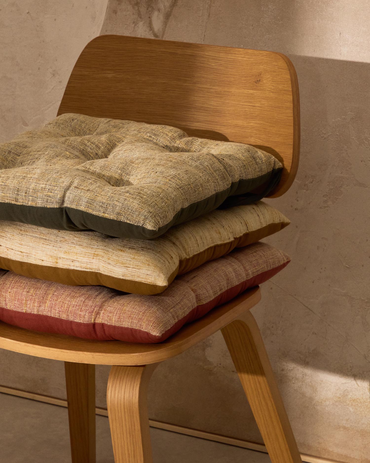 Verleihen Sie Ihrem Zuhause mit dem rosafarbenen Stuhlkissen Aren (45 x 45 cm) von Kave Home einen Hauch von Eleganz und Komfort. Ideal für jeden Raum!