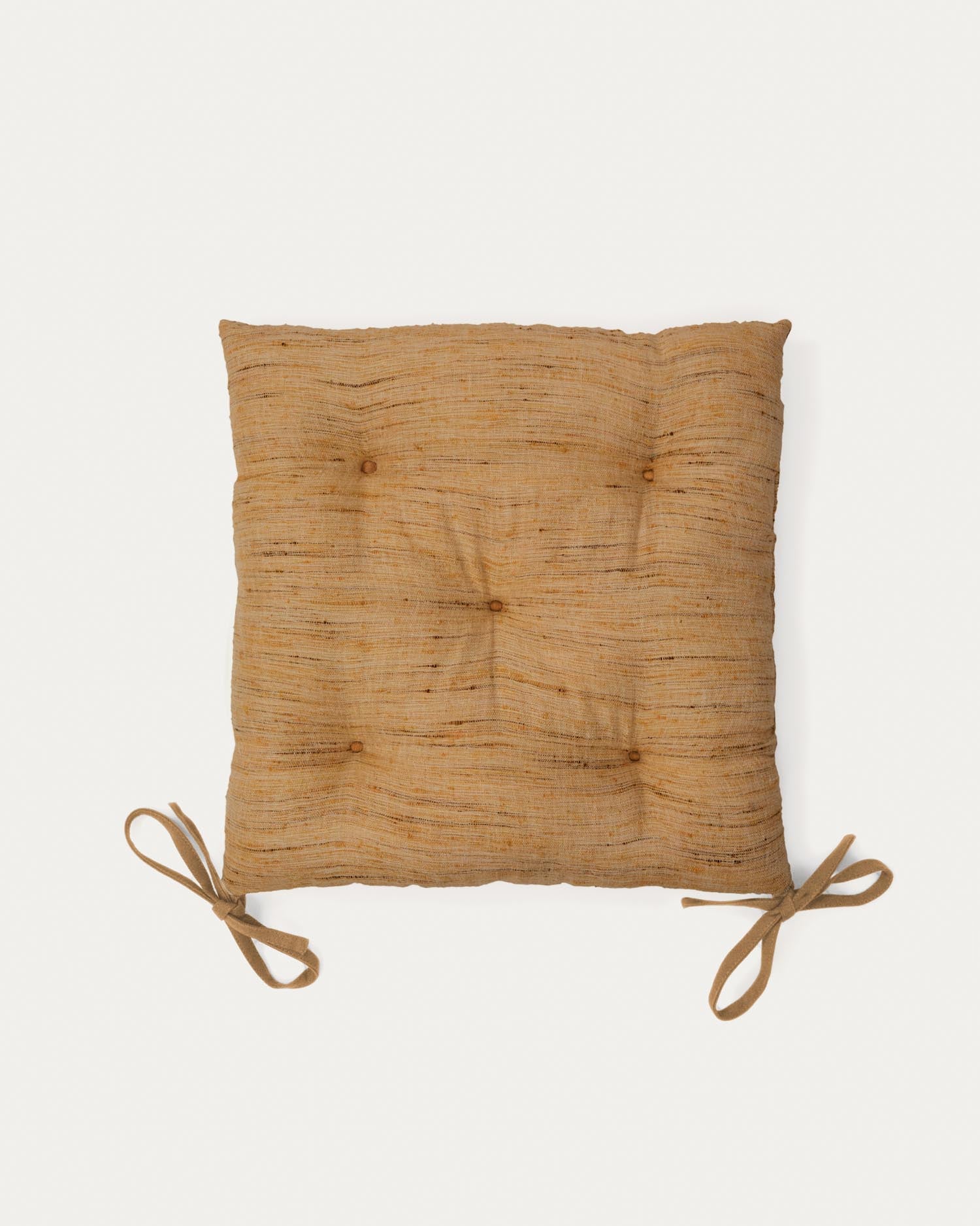 Senffarbenes Stuhlkissen Aren 45 x 45 cm in Senfgelb präsentiert im Onlineshop von KAQTU Design AG. Sitzkissen ist von Kave Home