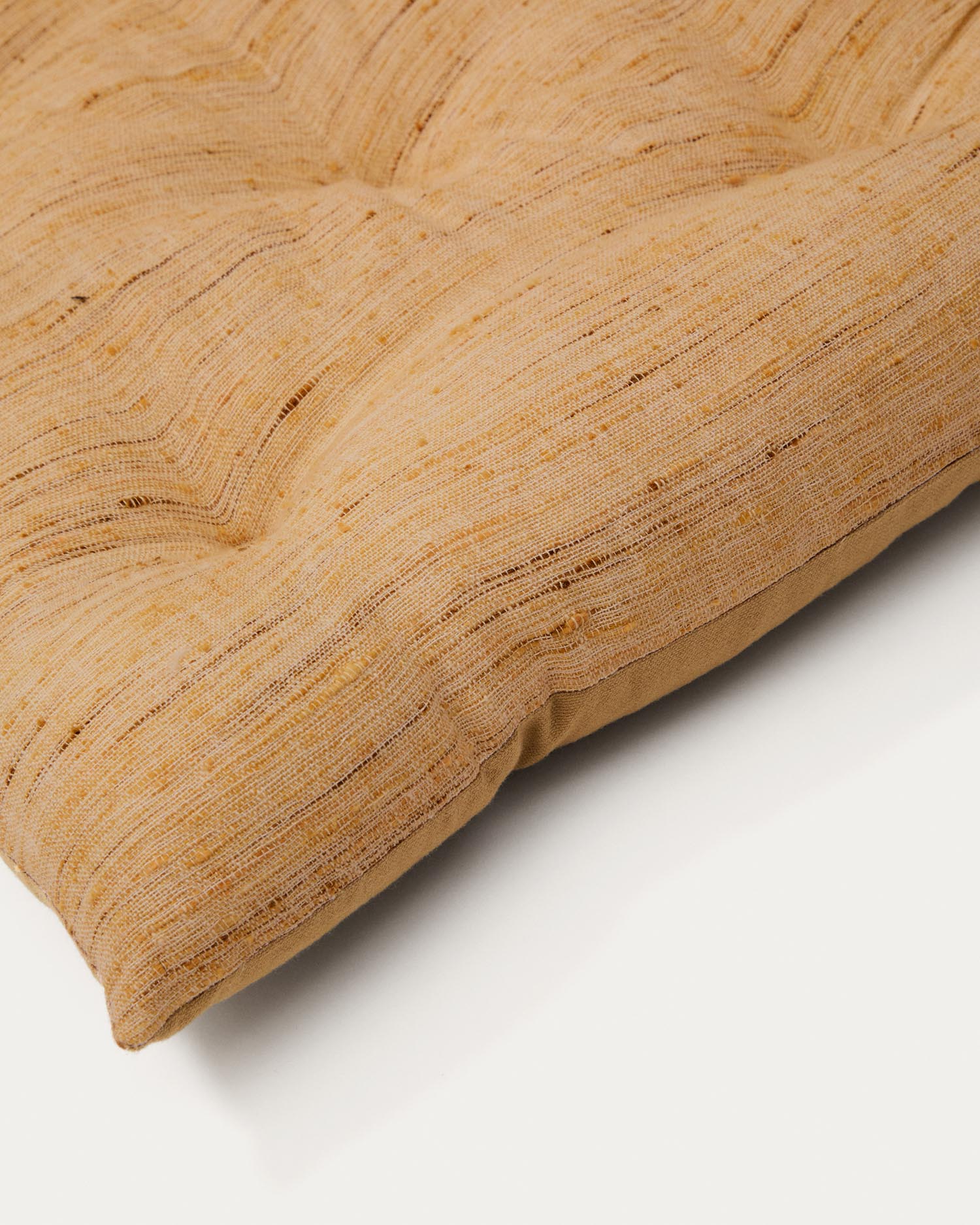 Verleihen Sie Ihren Stühlen mit dem senffarbenen Stuhlkissen Aren von Kave Home einen Hauch von Eleganz und Gemütlichkeit. Ideal für jeden Raum!