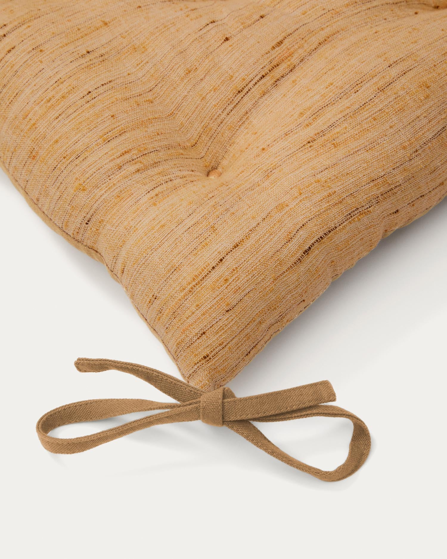 Das senffarbene Stuhlkissen Aren von Kave Home bietet optimalen Komfort und stilvolles Design. Perfekt für Esszimmer und mehr!