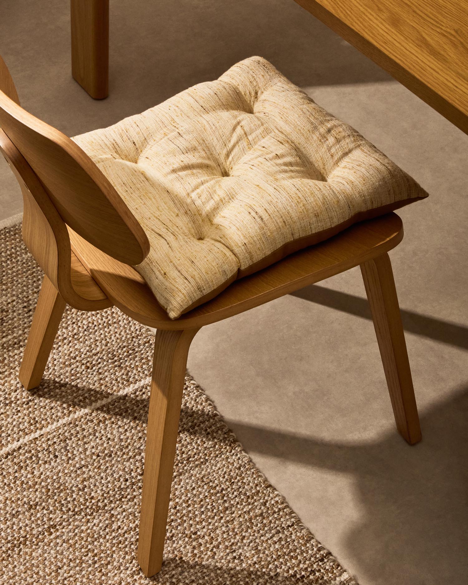 Entdecken Sie das stilvolle senffarbene Stuhlkissen Aren von Kave Home. Mit 45 x 45 cm bietet es Komfort und Eleganz für jeden Raum.