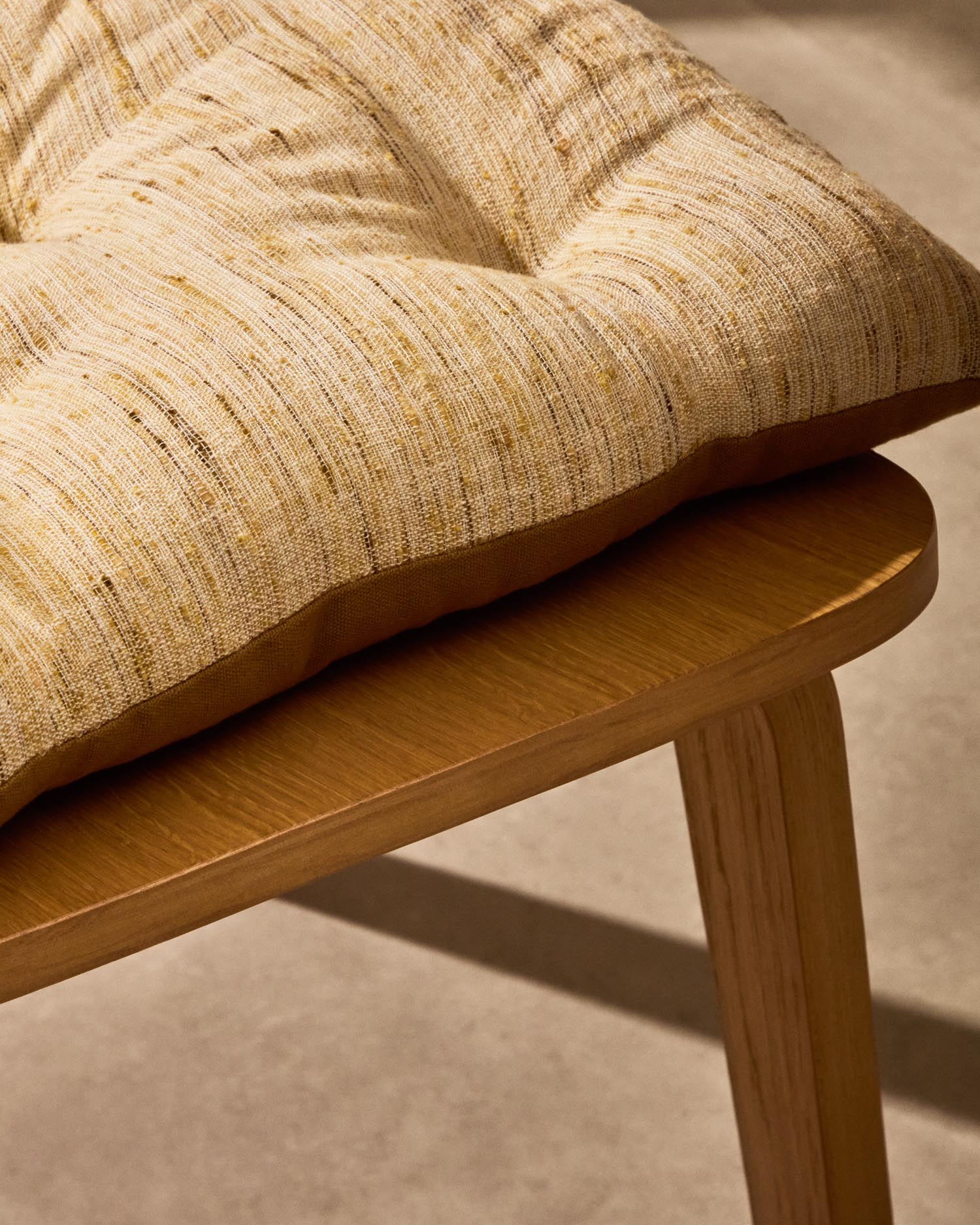 Verleihen Sie Ihren Stühlen mit dem senffarbenen Stuhlkissen Aren von Kave Home einen Hauch von Eleganz und Komfort. Ideal für jeden Raum!