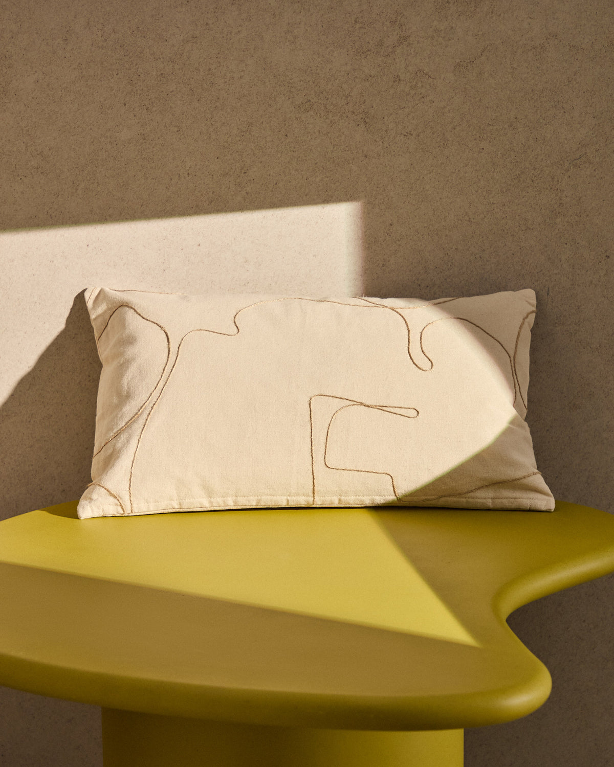 Kissenbezug Dibel aus ecrufarbener Baumwolle mit beiger Stickerei, 30 x 50 cm in Beige präsentiert im Onlineshop von KAQTU Design AG. Deko Kissenbezug ist von Kave Home