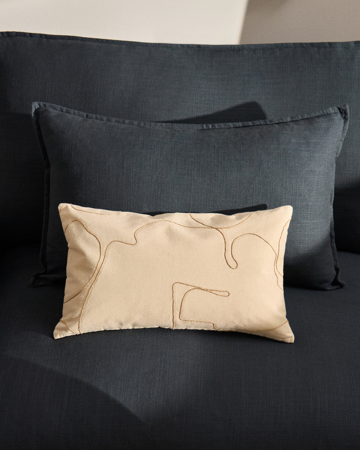 Kissenbezug Dibel aus ecrufarbener Baumwolle mit beiger Stickerei, 30 x 50 cm in Beige präsentiert im Onlineshop von KAQTU Design AG. Deko Kissenbezug ist von Kave Home