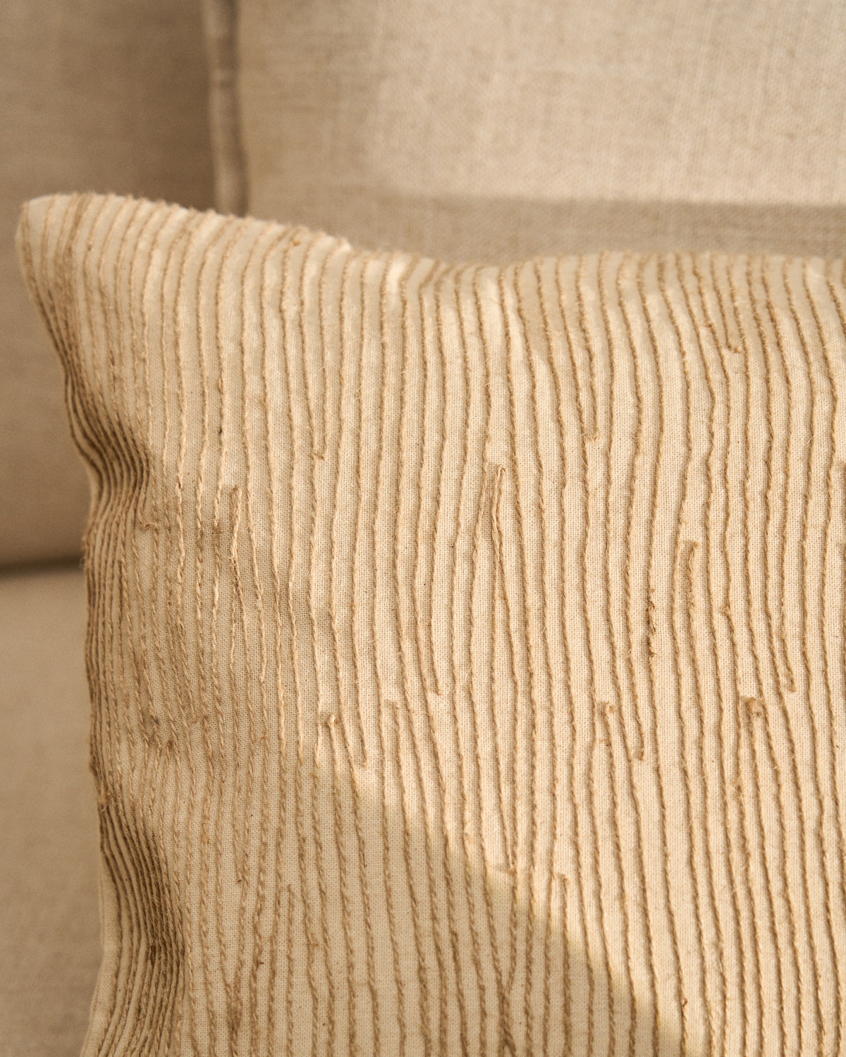 Kissenbezug Belae aus ecrufarbener Baumwolle mit beiger Jutestickerei, 40 x 60 cm in Beige präsentiert im Onlineshop von KAQTU Design AG. Deko Kissenbezug ist von Kave Home