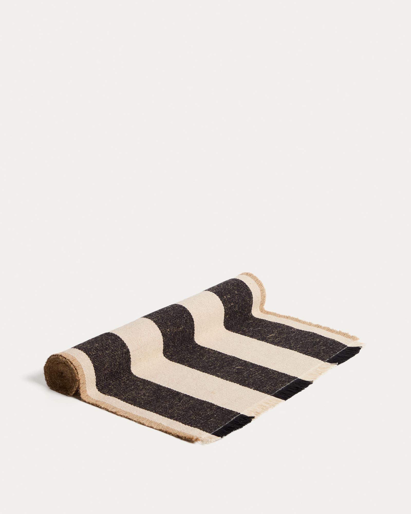 Tischläufer Daltan aus Baumwolle und Jute, schwarz gestreift, 50 x 150 cm in Schwarz präsentiert im Onlineshop von KAQTU Design AG. Tischdecke ist von Kave Home