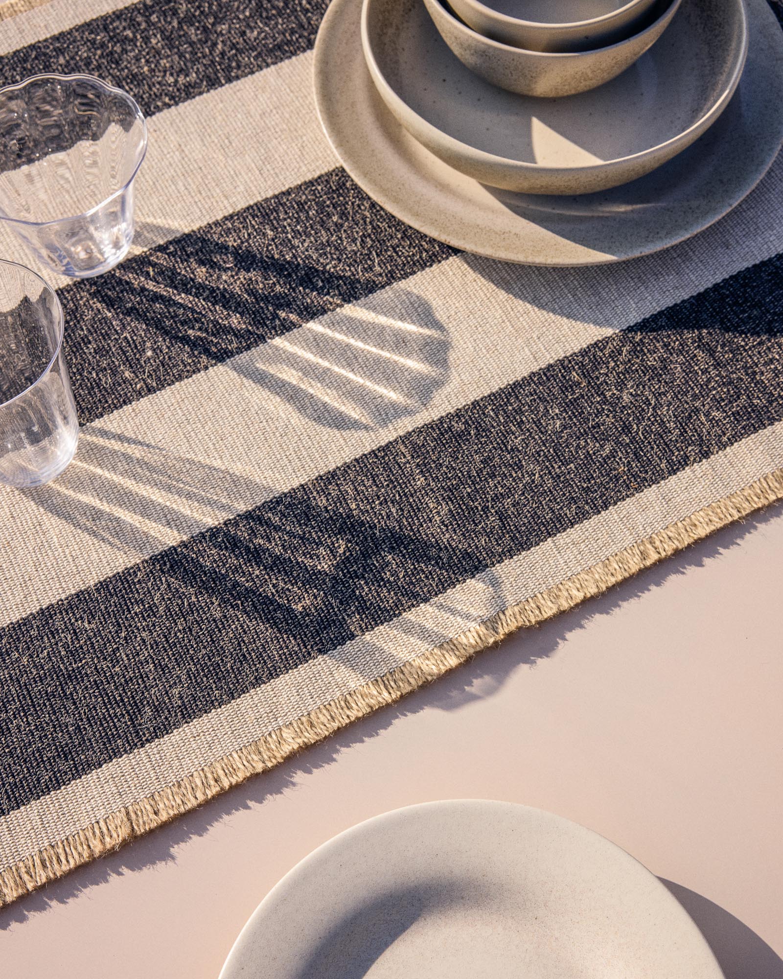 Eleganter Tischläufer Daltan in Schwarz mit Streifen aus Baumwolle und Jute, ideal für stilvolle Tischdekoration, 50 x 150 cm.