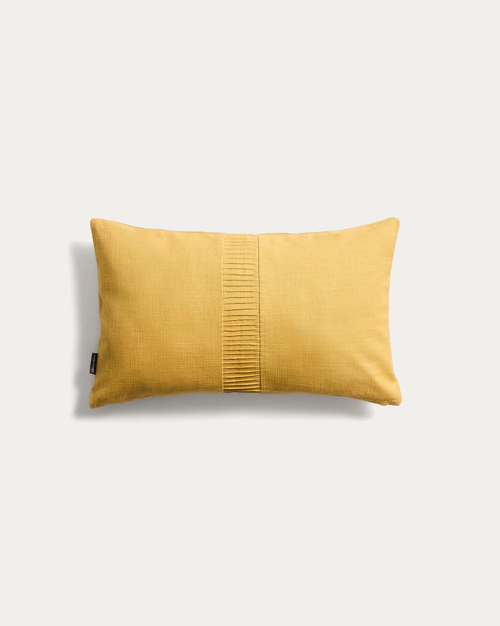Kissenbezug Luadia aus Baumwolle mit Plisseedetail in Gelb, 30 x 50 cm in Gelb präsentiert im Onlineshop von KAQTU Design AG. Deko Kissenbezug ist von Kave Home