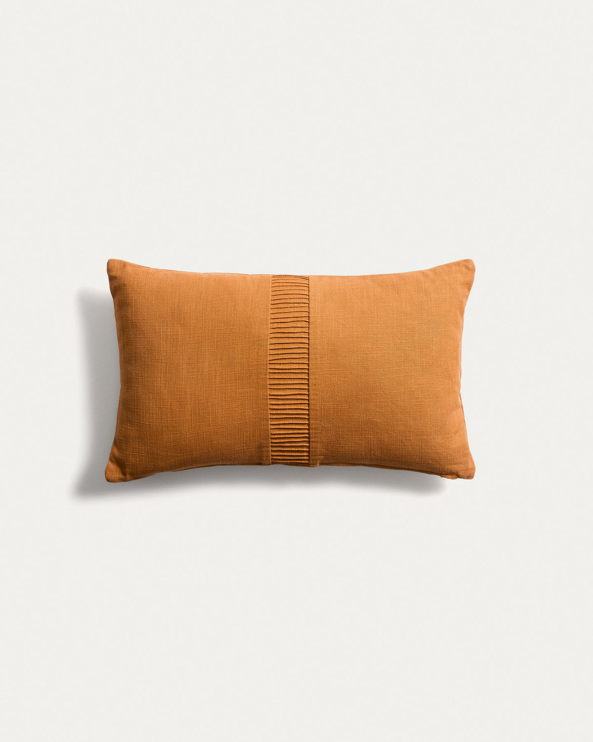 Kissenbezug Luadia aus Baumwolle mit Plisseedetail in Orange, 30 x 50 cm in Orange präsentiert im Onlineshop von KAQTU Design AG. Deko Kissenbezug ist von Kave Home