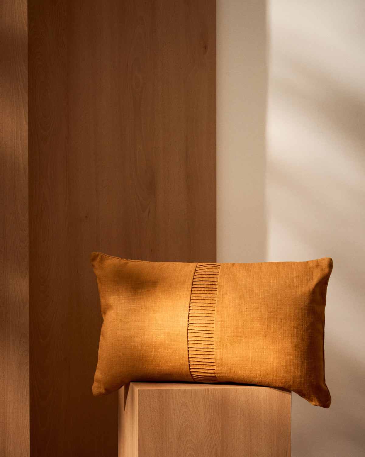 Kissenbezug Luadia aus Baumwolle mit Plisseedetail in Orange, 30 x 50 cm in Orange präsentiert im Onlineshop von KAQTU Design AG. Deko Kissenbezug ist von Kave Home