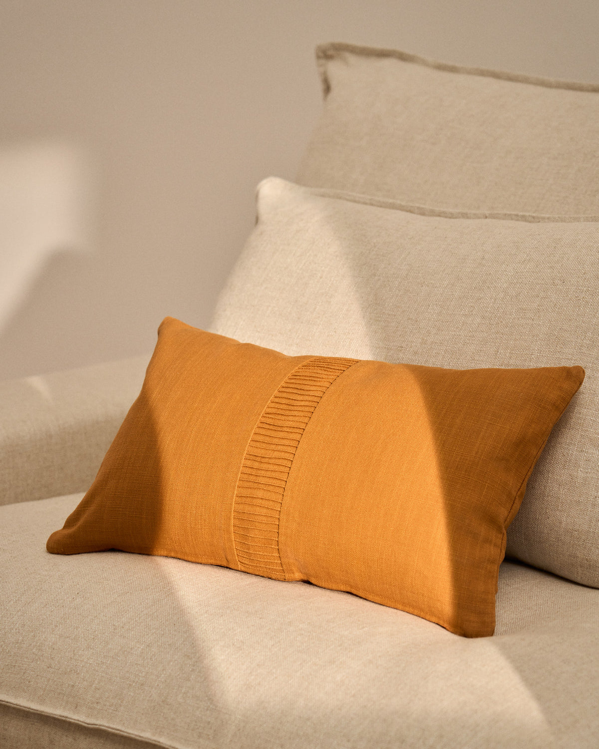 Kissenbezug Luadia aus Baumwolle mit Plisseedetail in Orange, 30 x 50 cm in Orange präsentiert im Onlineshop von KAQTU Design AG. Deko Kissenbezug ist von Kave Home