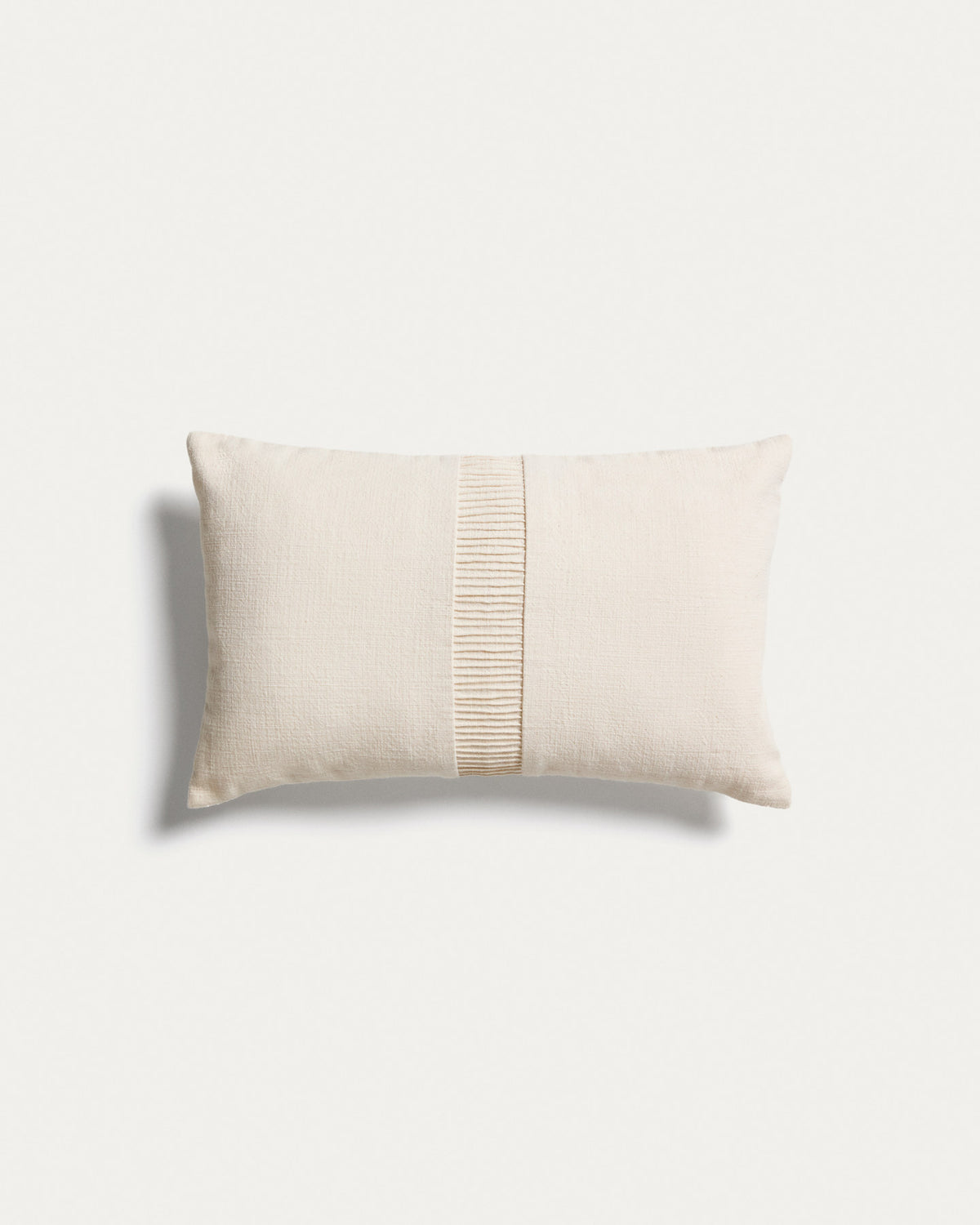 Kissenbezug Luadia aus Baumwolle mit Plisseedetail in Ecru, 30 x 50 cm in Ecru präsentiert im Onlineshop von KAQTU Design AG. Deko Kissenbezug ist von Kave Home