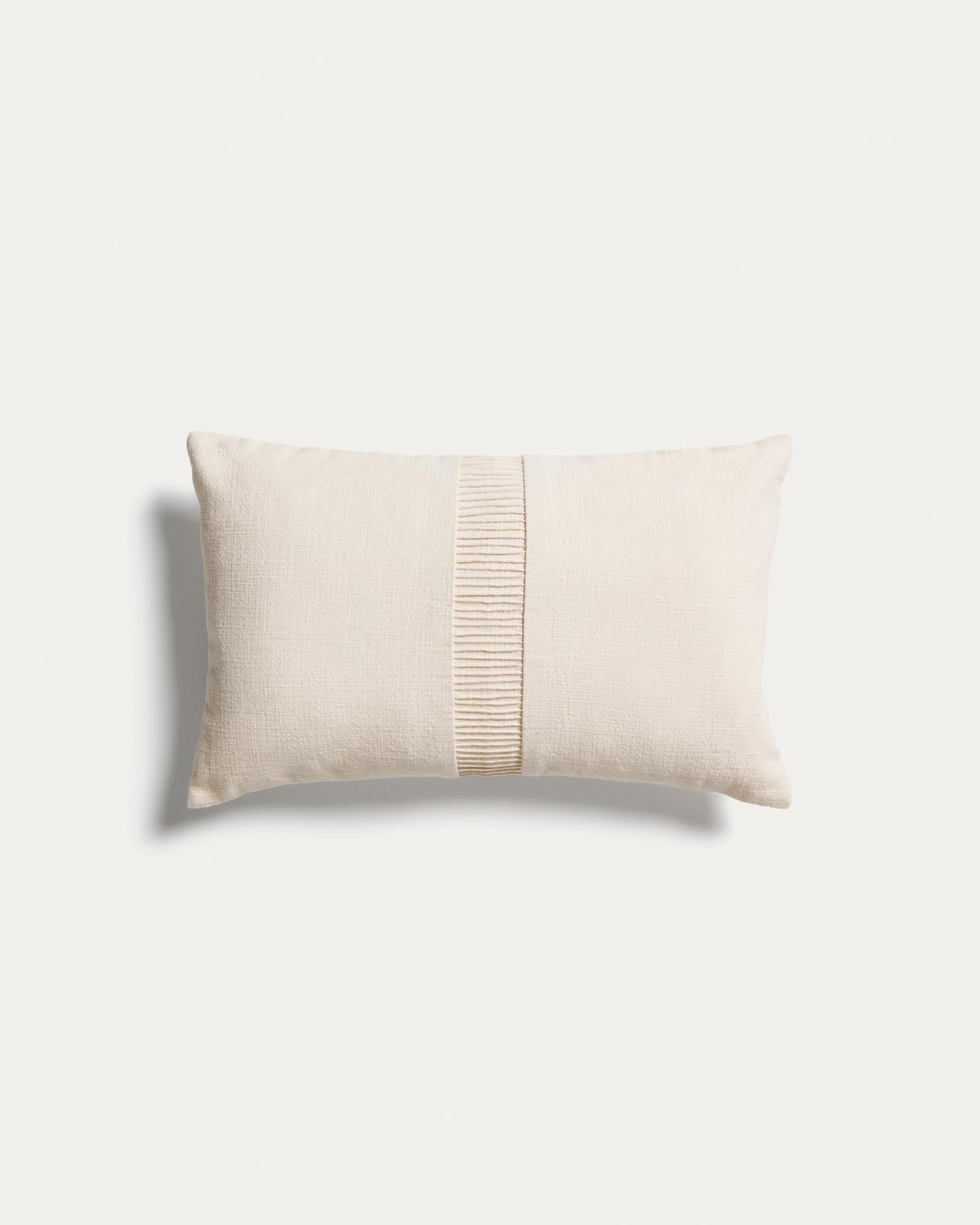 Kissenbezug Luadia aus Baumwolle mit Plisseedetail in Ecru, 30 x 50 cm in Ecru präsentiert im Onlineshop von KAQTU Design AG. Deko Kissenbezug ist von Kave Home