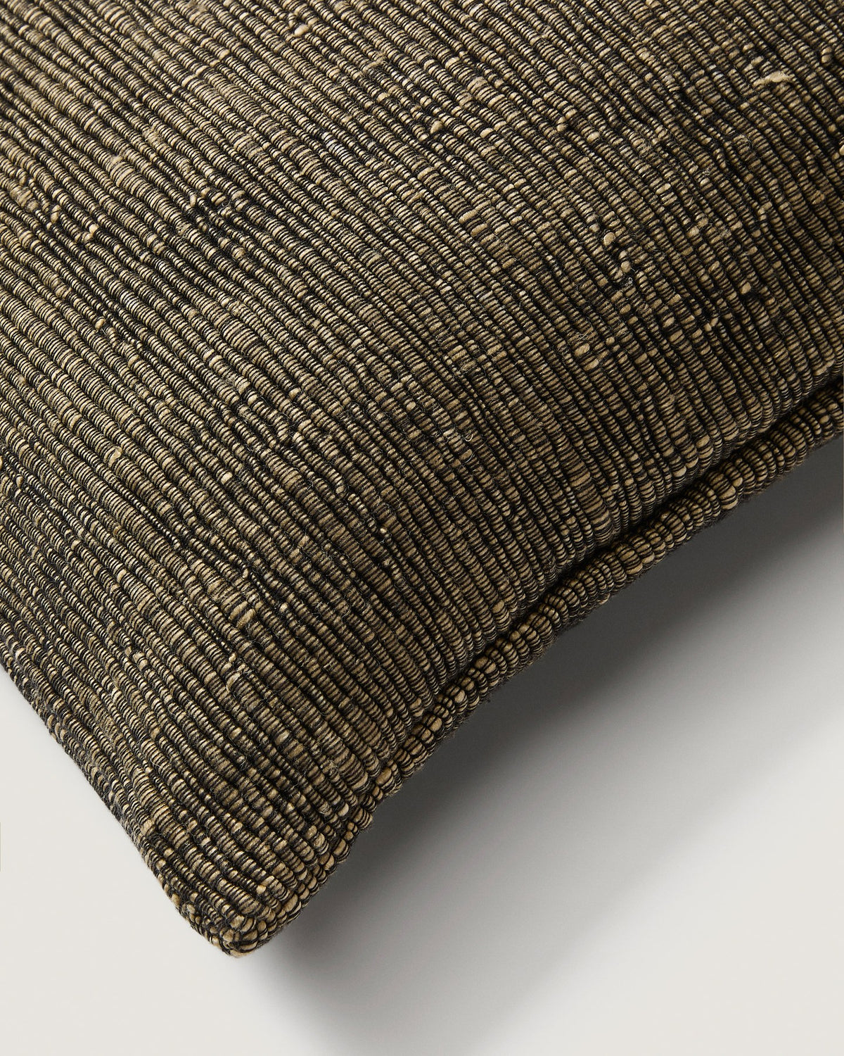 Quadratische Kissenhülle aus Viskose-Jacquard in Grün mit feinem Streifenmuster, handgewebt, Reissverschluss, 50 x 50 cm.