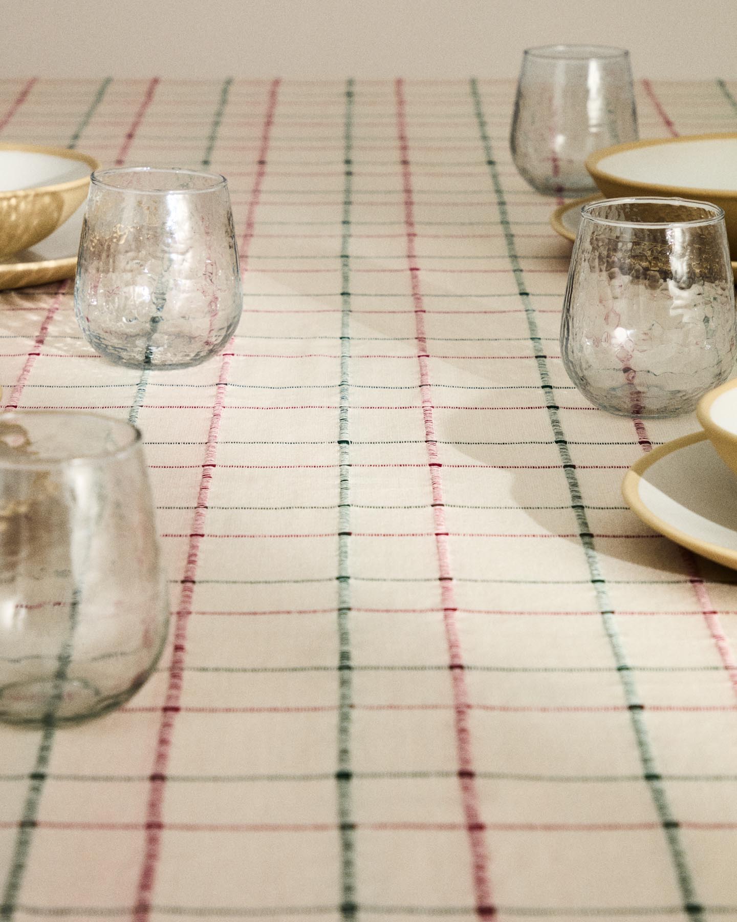 Tischdecke Aldelie aus 100 % Baumwolle mit Jacquardmuster, mehrfarbig 150 x 250 cm in Mehrfarbig präsentiert im Onlineshop von KAQTU Design AG. Tischdecke ist von Kave Home