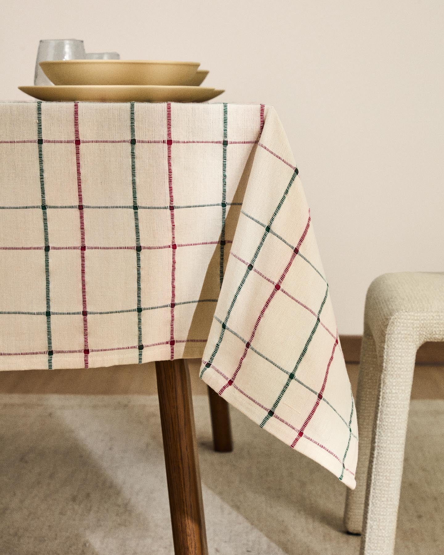 Tischdecke Aldelie aus 100 % Baumwolle mit Jacquardmuster, mehrfarbig 150 x 250 cm in Mehrfarbig präsentiert im Onlineshop von KAQTU Design AG. Tischdecke ist von Kave Home