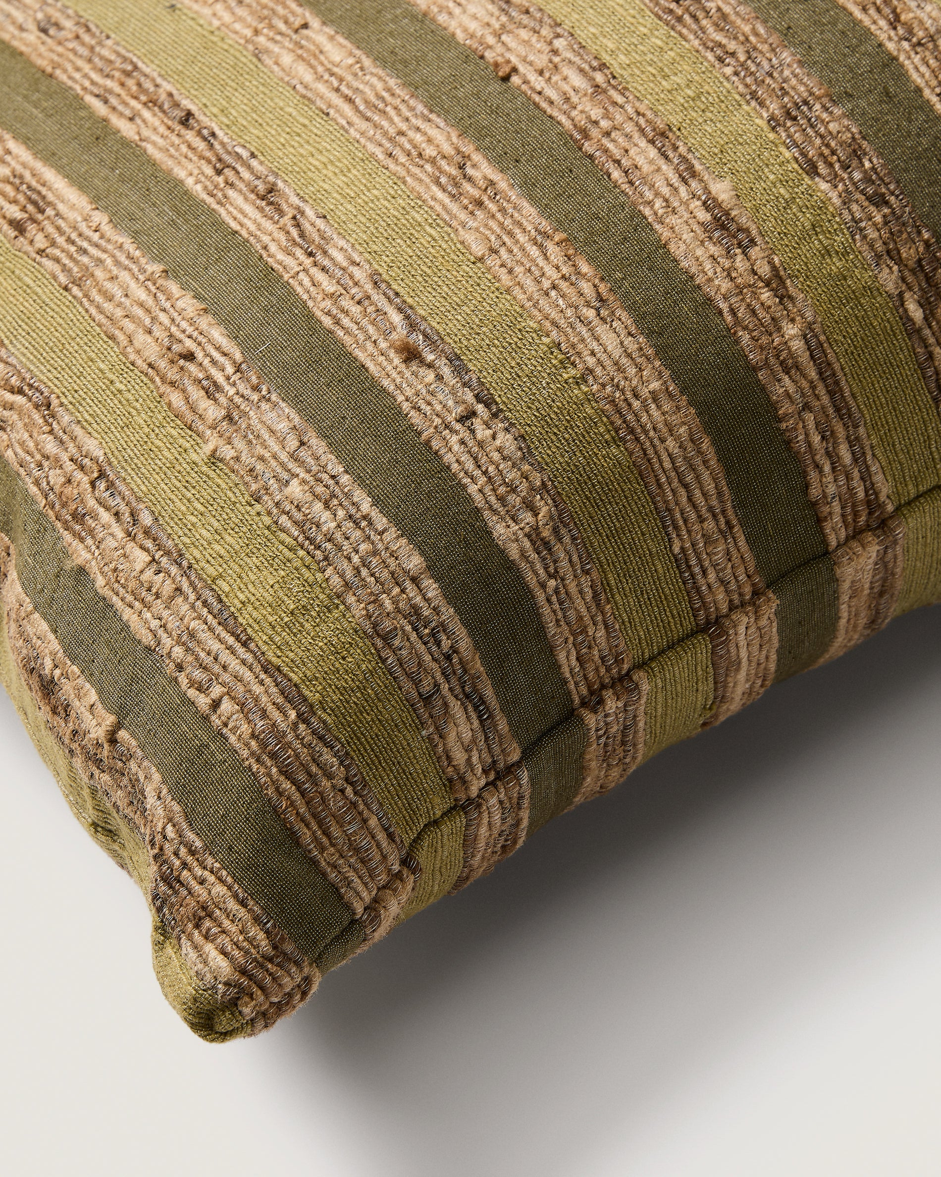 Kissenbezug Dorevi aus einer Seidenmischung mit grünen Jacquard-Streifen, 40 x 60 cm in Grün präsentiert im Onlineshop von KAQTU Design AG. Deko Kissenbezug ist von Kave Home