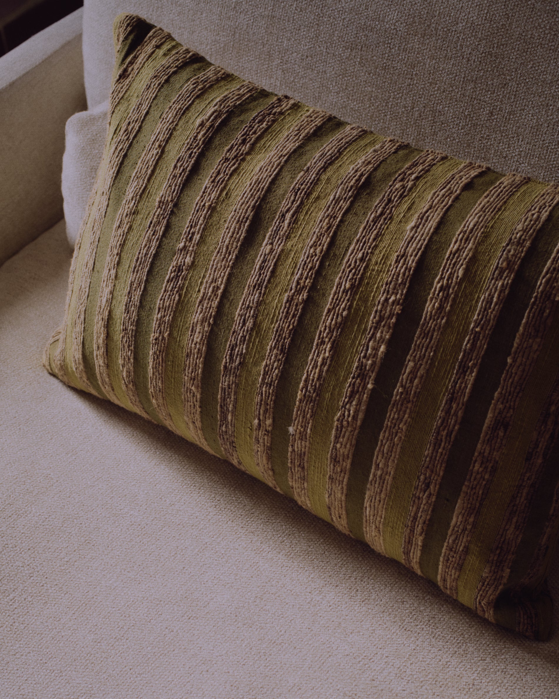 Kissenbezug Dorevi aus einer Seidenmischung mit grünen Jacquard-Streifen, 40 x 60 cm in Grün präsentiert im Onlineshop von KAQTU Design AG. Deko Kissenbezug ist von Kave Home