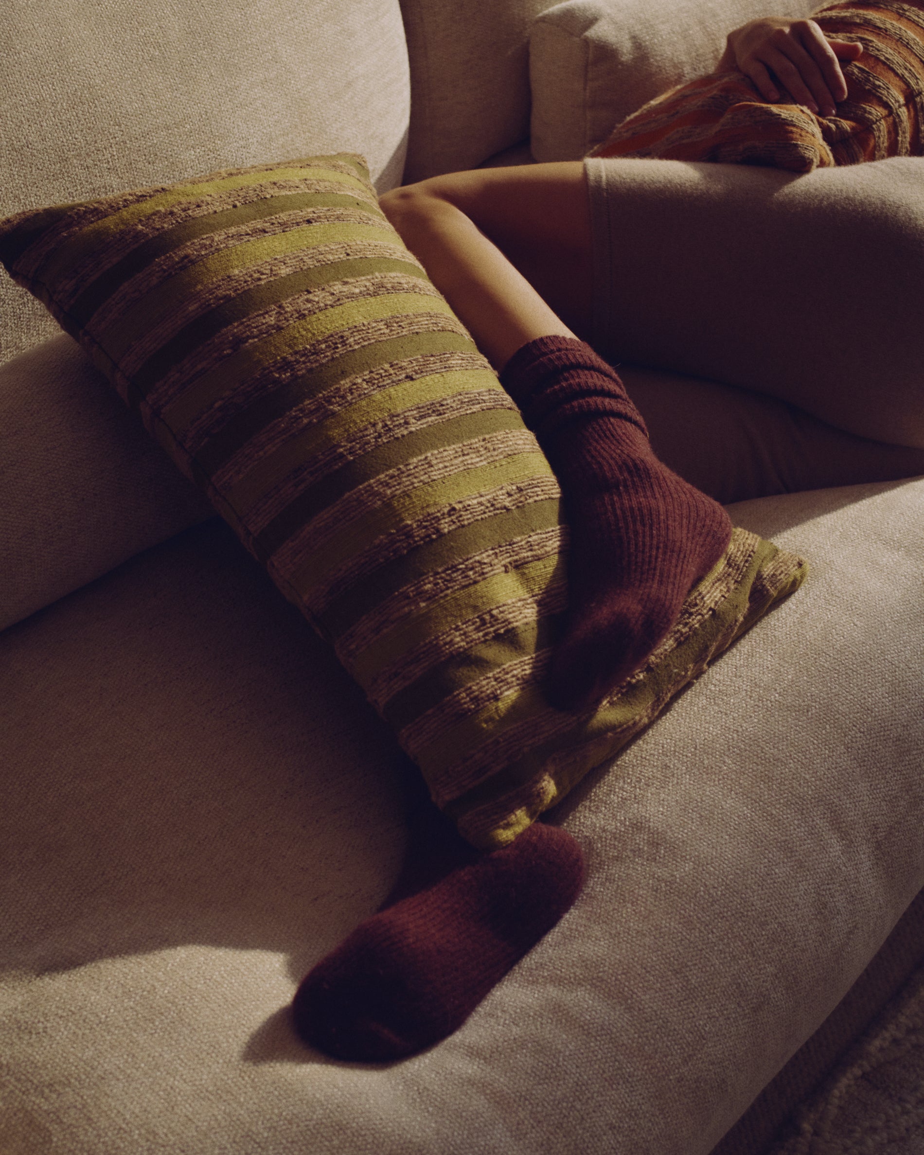 Kissenbezug Dorevi aus einer Seidenmischung mit grünen Jacquard-Streifen, 40 x 60 cm in Grün präsentiert im Onlineshop von KAQTU Design AG. Deko Kissenbezug ist von Kave Home