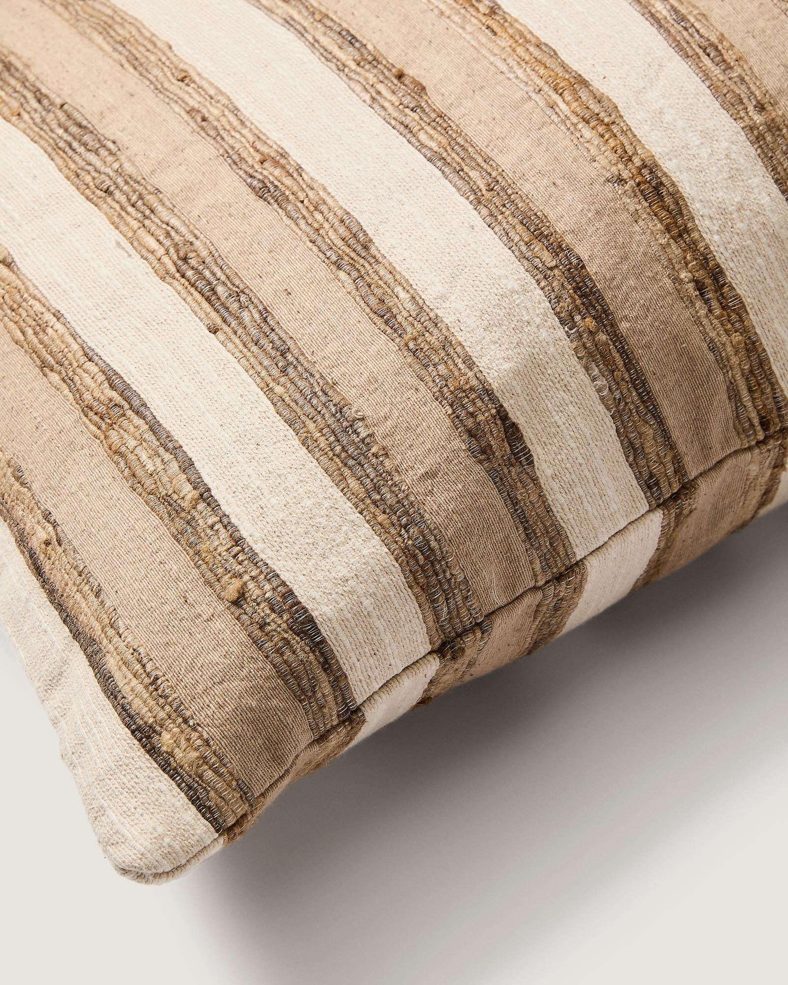 Stilvoller Kissenbezug Dorevi in sanftem Ecru, 40 x 60 cm, aus luxuriöser Seidenmischung mit dezenten Jacquard-Streifen für ein elegantes Ambiente.