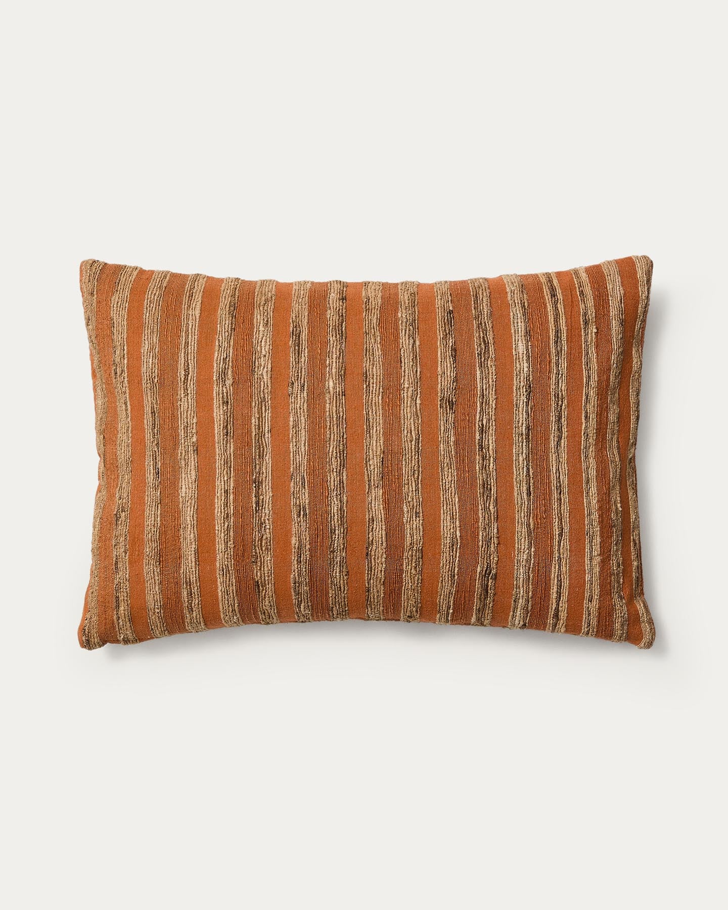 Kissenbezug Dorevi aus einer Seidenmischung mit orangen Jacquard-Streifen, 40 x 60 cm in Orange präsentiert im Onlineshop von KAQTU Design AG. Deko Kissenbezug ist von Kave Home
