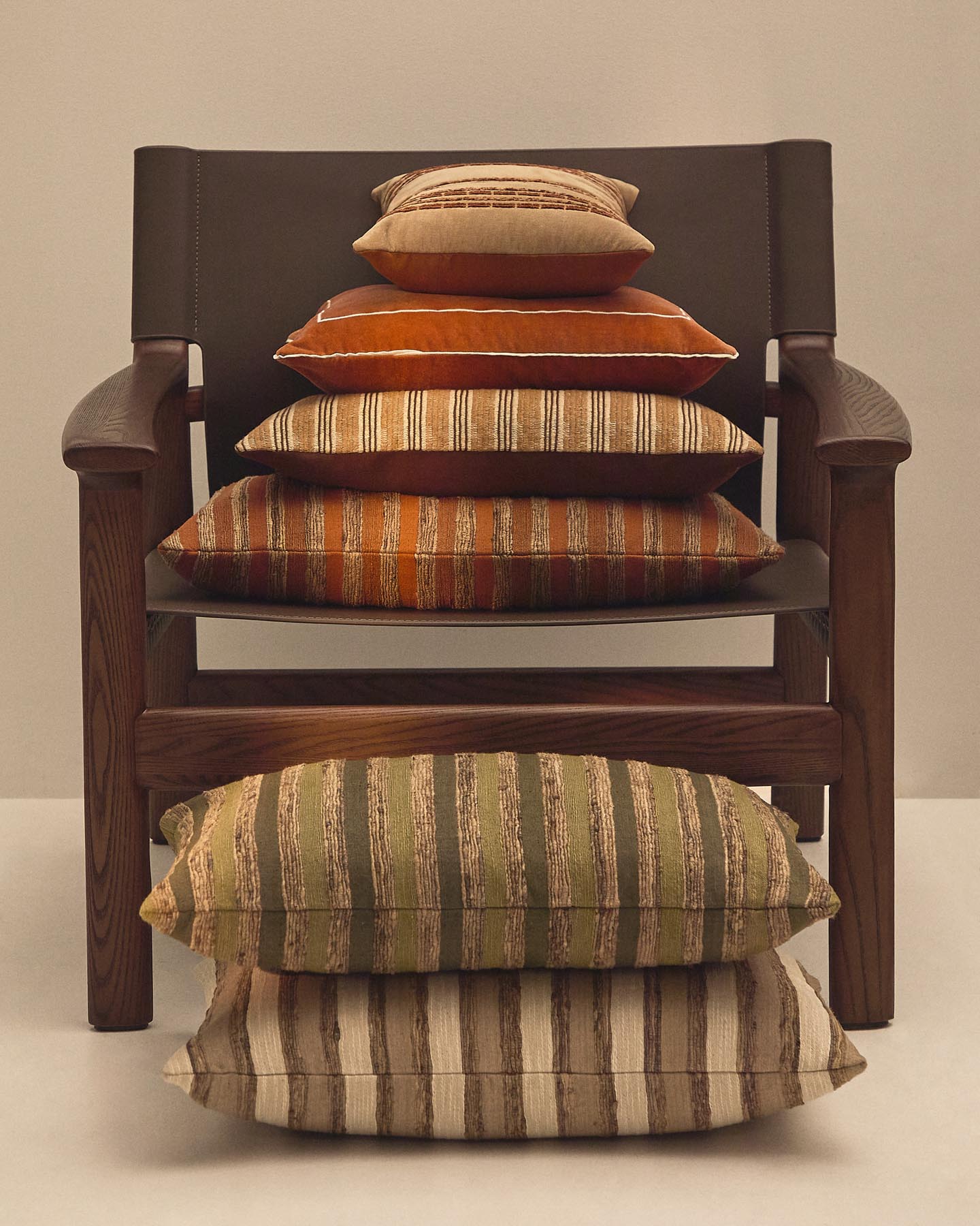 Kissenbezug Dorevi aus einer Seidenmischung mit orangen Jacquard-Streifen, 40 x 60 cm in Orange präsentiert im Onlineshop von KAQTU Design AG. Deko Kissenbezug ist von Kave Home
