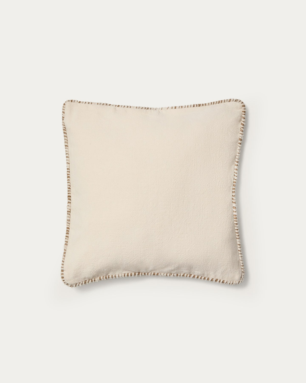 Beige quadratischer Kissenbezug aus Baumwoll-Bouclé-Gewebe mit brauner Kontrastpaspel am Rand, Grösse 50 x 50 cm, Nahaufnahme der Textur.