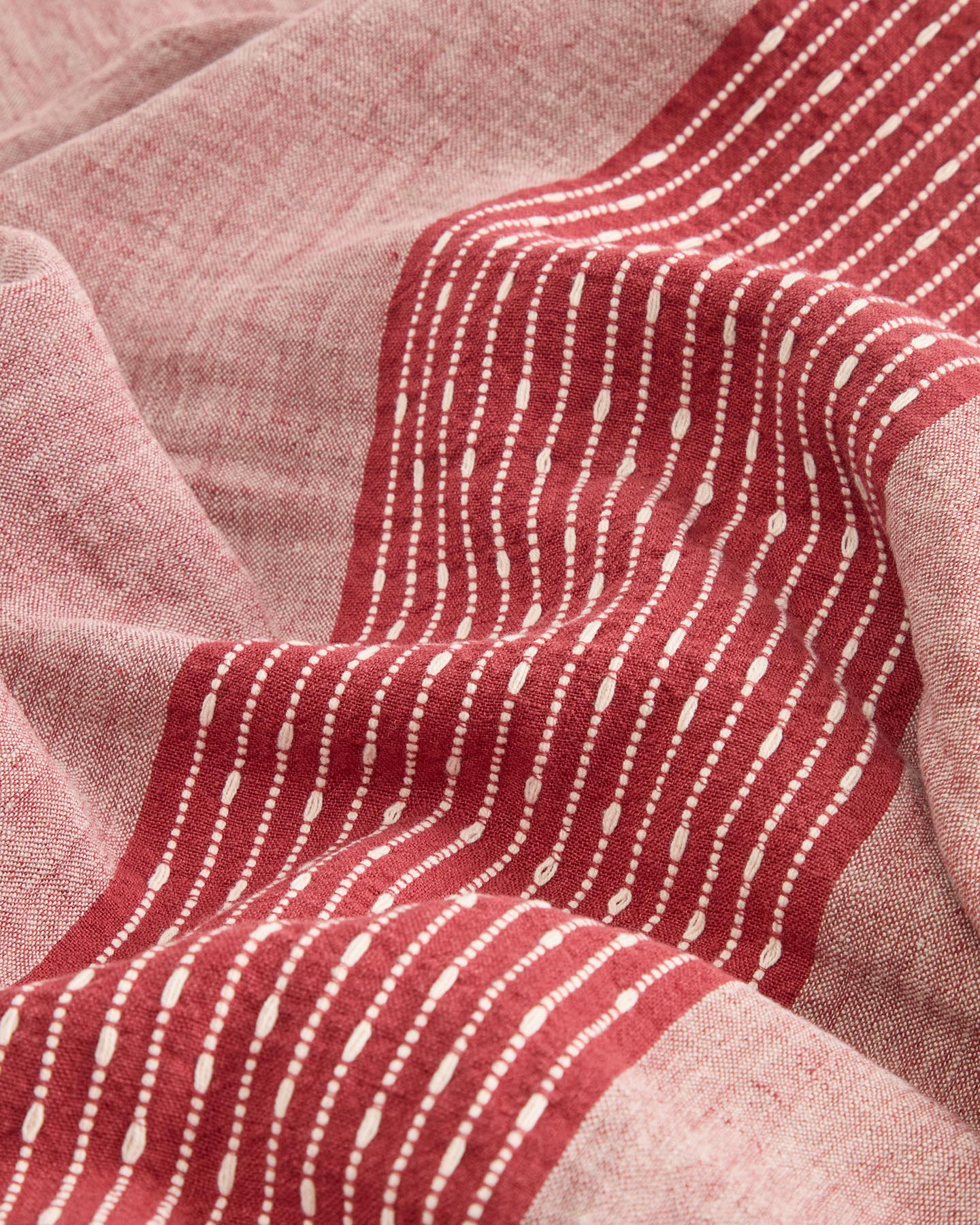 Tischdecke Calena aus Leinen-Jacquard mit rotem Mittelstreifen 150 x 250 cm in Rot präsentiert im Onlineshop von KAQTU Design AG. Tischdecke ist von Kave Home