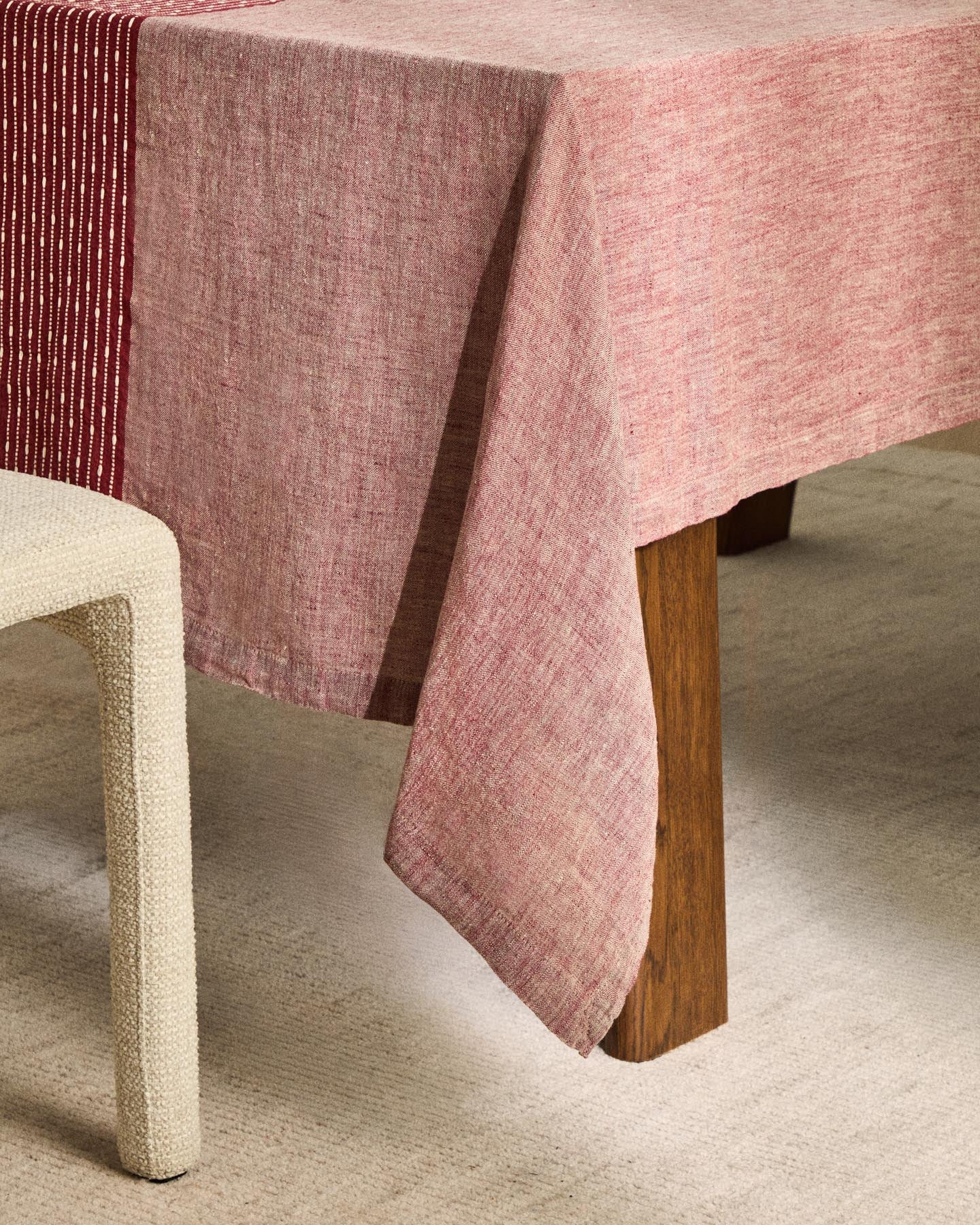 Tischdecke Calena aus Leinen-Jacquard mit rotem Mittelstreifen 150 x 250 cm in Rot präsentiert im Onlineshop von KAQTU Design AG. Tischdecke ist von Kave Home