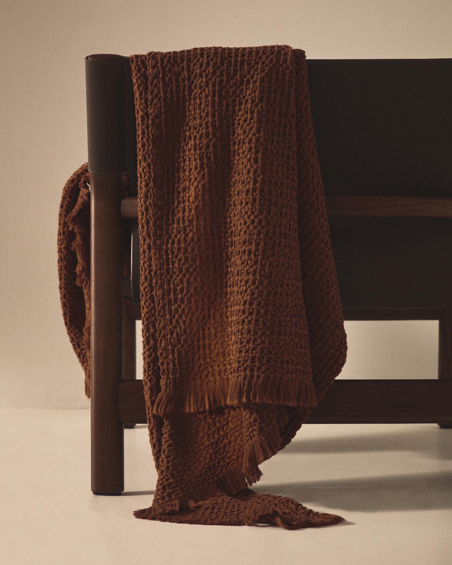 Decke Nulina aus 100% Baumwoll-Waffelpiqué in Dunkelorange 130 x 170 cm in Dunkelorange präsentiert im Onlineshop von KAQTU Design AG. Wolldecke ist von Kave Home