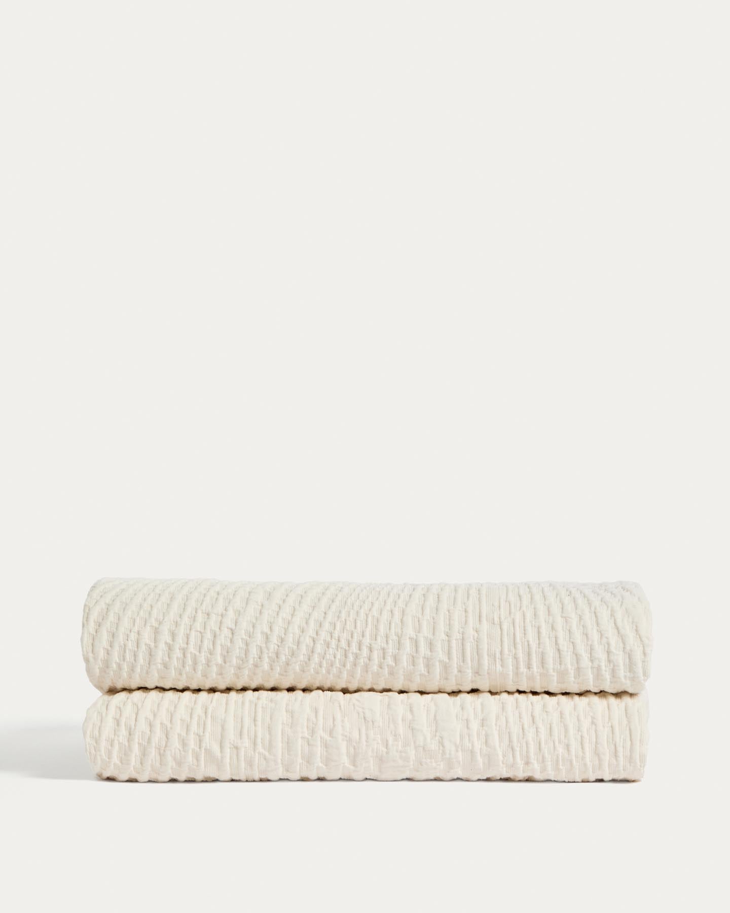 Tagesdecke Raylo aus 100 % Baumwolle mit Streifenstruktur für 150/160 Betten in Ecru präsentiert im Onlineshop von KAQTU Design AG. Duvet ist von Kave Home