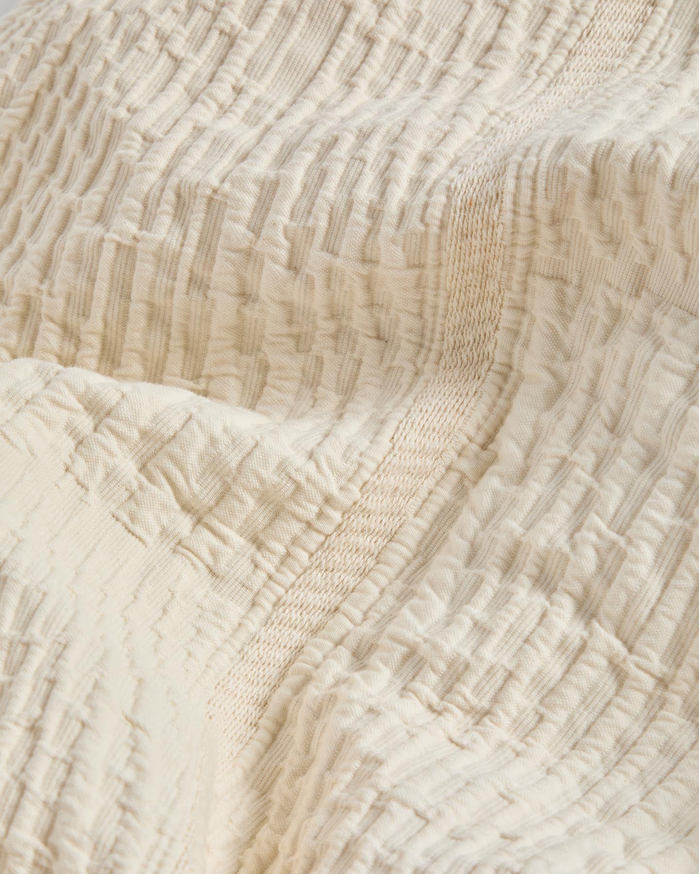 Tagesdecke Raylo aus 100 % Baumwolle mit Streifenstruktur für 150/160 Betten in Ecru präsentiert im Onlineshop von KAQTU Design AG. Duvet ist von Kave Home