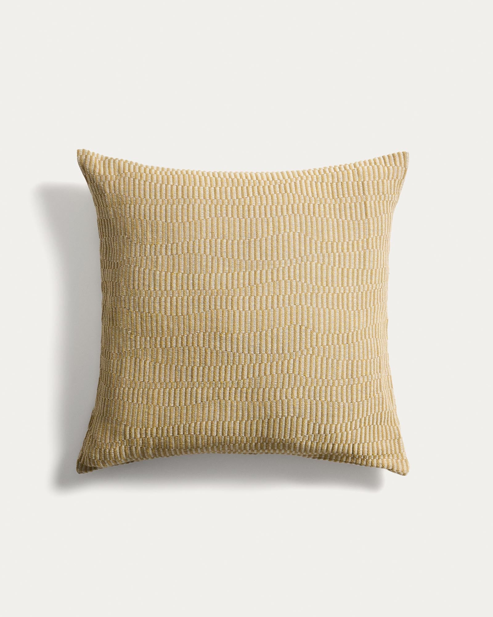 Kissenbezug Nerel aus Baumwolle und Leinenjacquard in Gelb, 50 x 50 cm in Gelb präsentiert im Onlineshop von KAQTU Design AG. Deko Kissenbezug ist von Kave Home