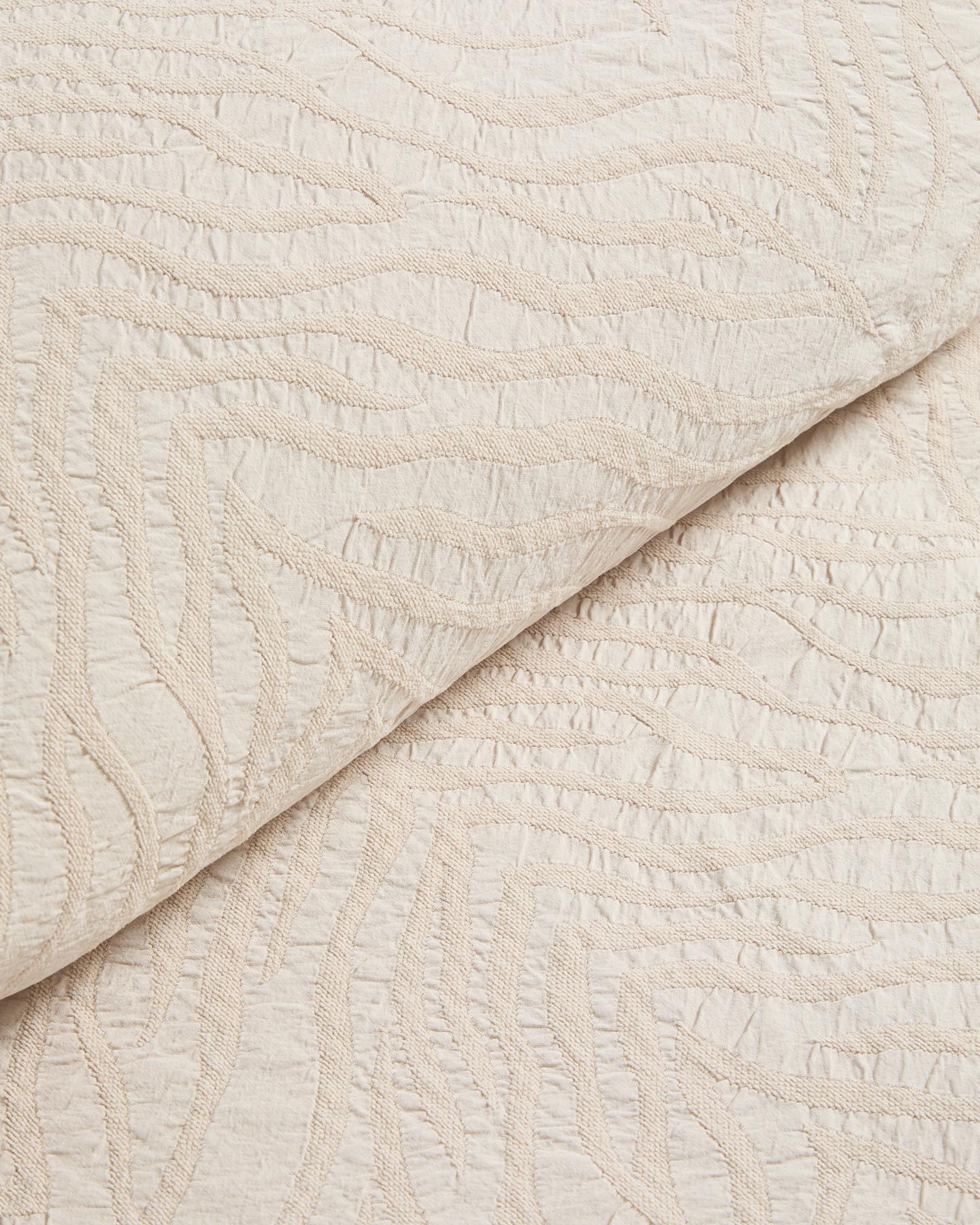 Tagesdecke Zenti aus 100 % Baumwolle mit beidseitigem Zebra-Jacquardmuster für 90/135 Betten in Hellbraun präsentiert im Onlineshop von KAQTU Design AG. Duvet ist von Kave Home