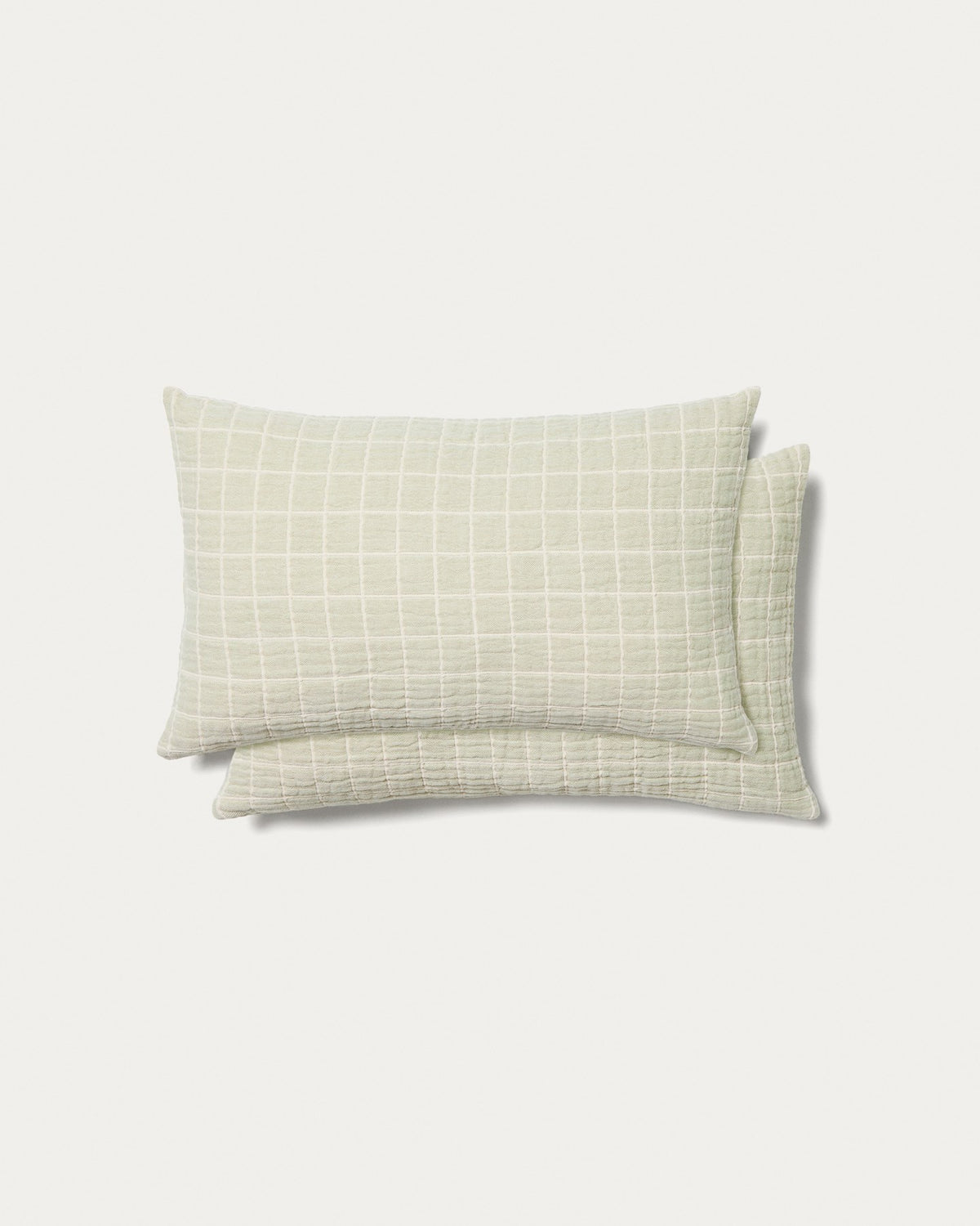 Zwei Kissenbezüge aus 100 % Baumwolle in Hellgrün mit zweifarbigem Jacquard-Karomuster, rechteckige Form, für Kinderzimmer.